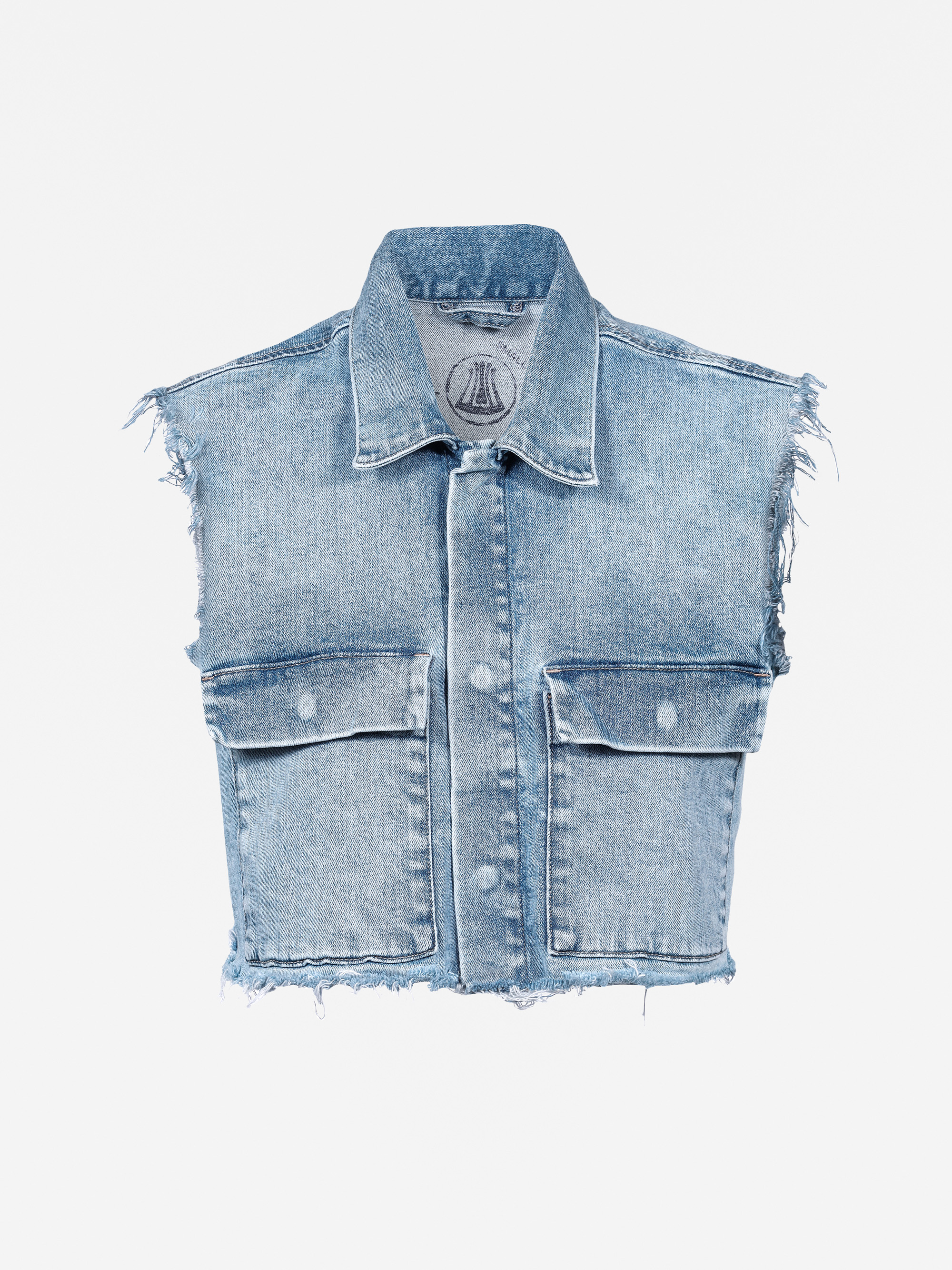 Ärmellose hellblaue Jeansweste mit ausgefranstem Saum und Armlöchern, Knopfverschluss vorne, zwei großen Pattentaschen vorne und klassischem Kragen auf einfarbig weißem Grund.