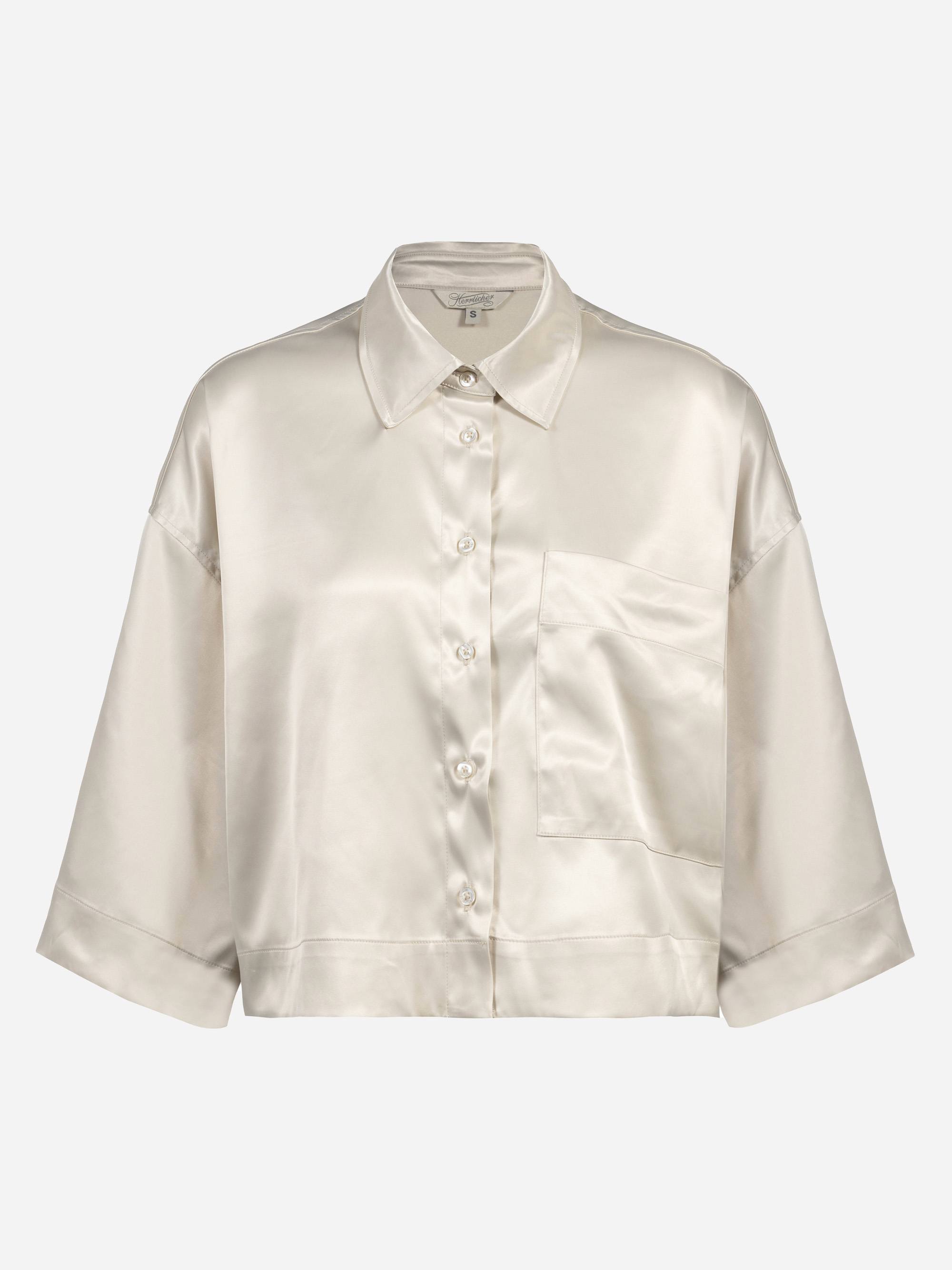 Ein cremefarbenes, satiniertes Button-up-Hemd mit spitzem Kragen, dreiviertel Ärmeln und einer großen Brusttasche, das auf einem schlichten weißen Hintergrund abgebildet ist.