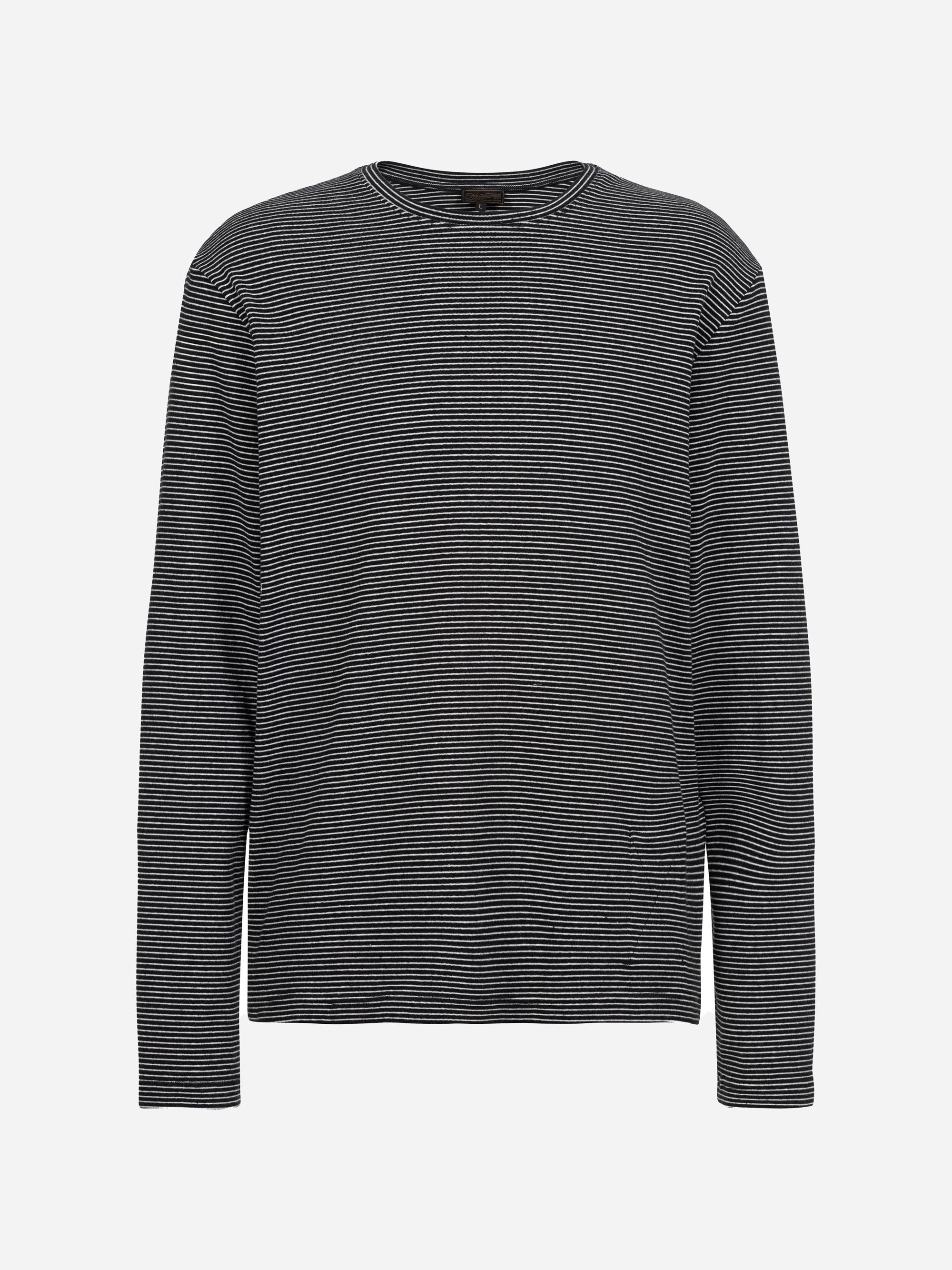 Langärmeliges Shirt mit Rundhalsausschnitt und dünnen schwarzen und weißen Querstreifen auf einfarbigem Grund.