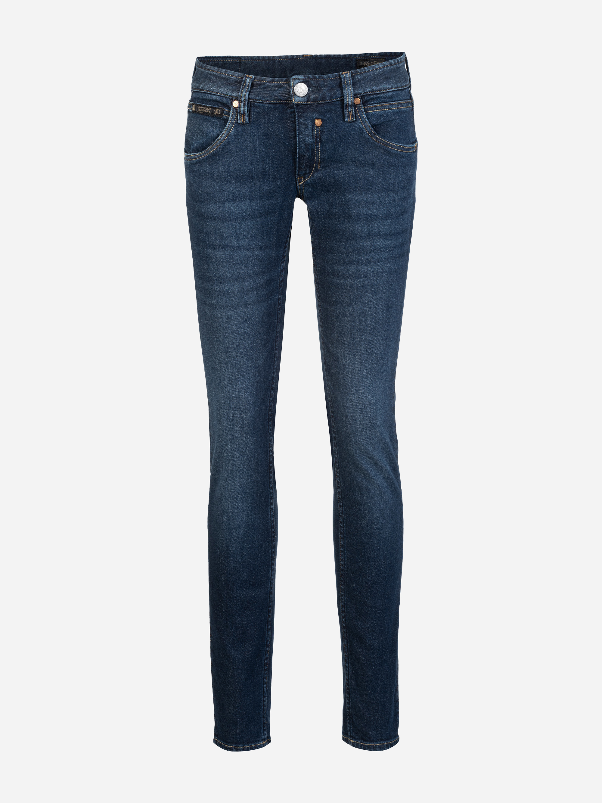Eine klassische blaue Skinny-Jeans mit Knopf- und Reißverschluss, Vorder- und Gesäßtaschen sowie dezenten Ausbleichungen und Whiskerings an den Oberschenkeln vor einem schlichten weißen Hintergrund.