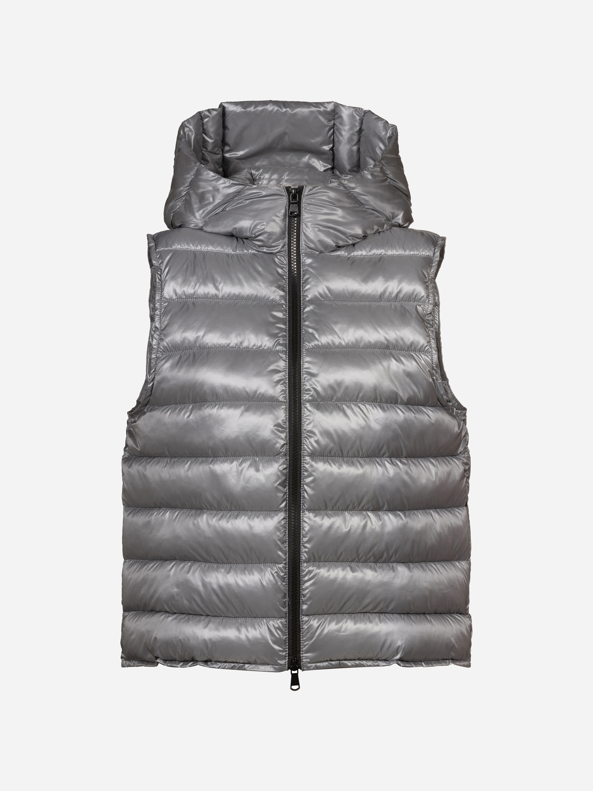 Eine ärmellose, silbern glänzende Pufferweste mit einem Reißverschluss auf der Vorderseite und einer angebrachten Kapuze, die vor einem einfarbig weißen Hintergrund präsentiert wird.