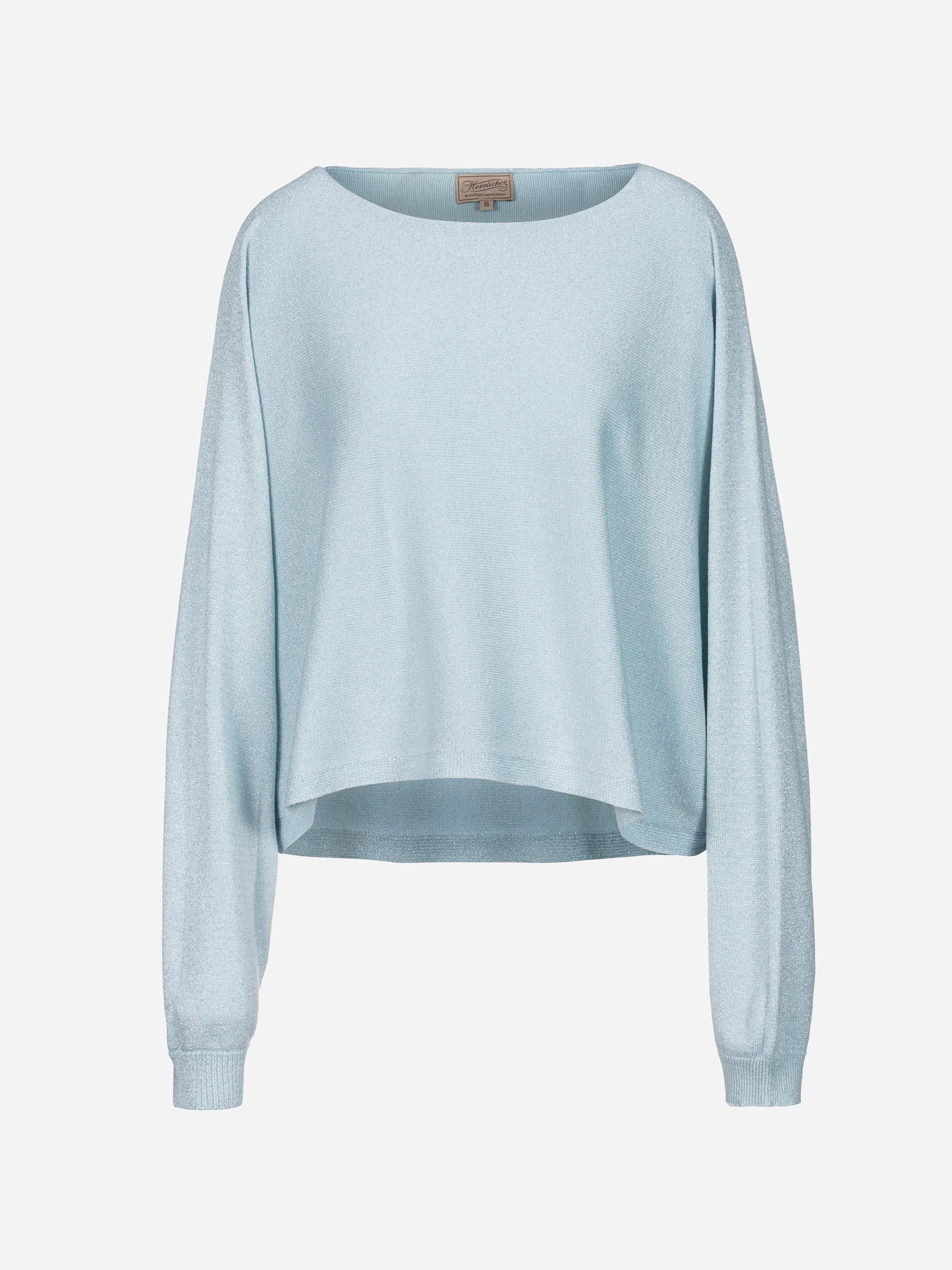 Hellblauer, langärmeliger Strickpullover mit lockerer, entspannter Passform, leicht überschnittenen Schultern und weitem Rundhalsausschnitt, abgebildet auf einem schlichten weißen Hintergrund.