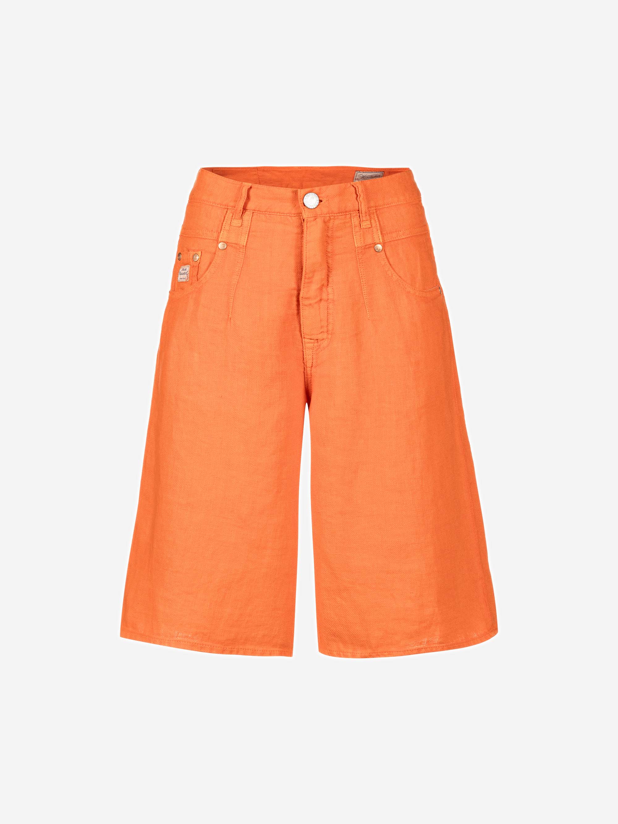 Orangefarbene Shorts mit weitem Bein, hoher Taille, Knopf- und Reißverschluss vorne, Gürtelschlaufen und mehreren Taschen auf einfarbig weißem Hintergrund.