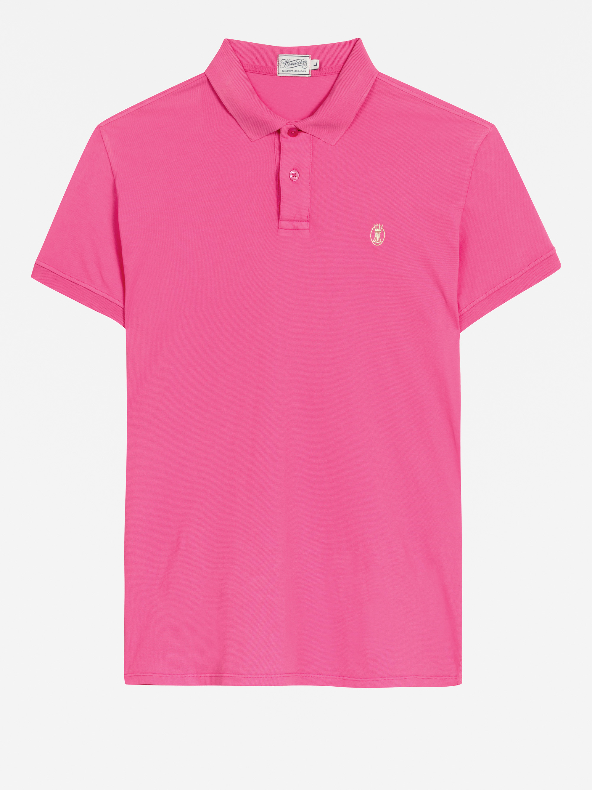 Hellrosa Kurzarm-Poloshirt mit Kragen, zwei Knöpfen und einem kleinen gestickten Logo auf der linken Brust auf weißem Hintergrund.