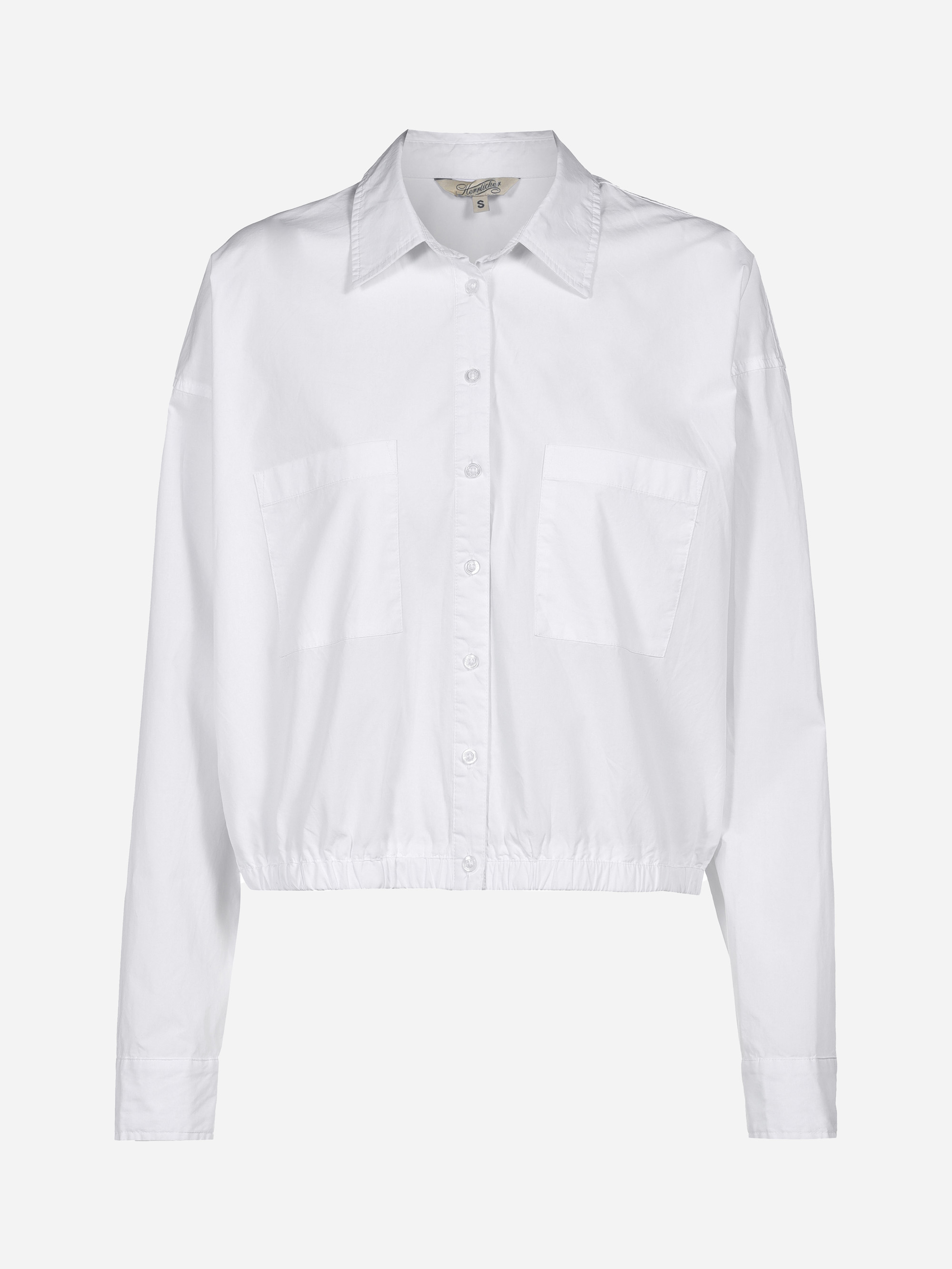 Ein weißes, langärmeliges Button-Down-Hemd mit zwei Brusttaschen, einem Kragen und einem elastischen Saum auf einfarbigem Hintergrund.