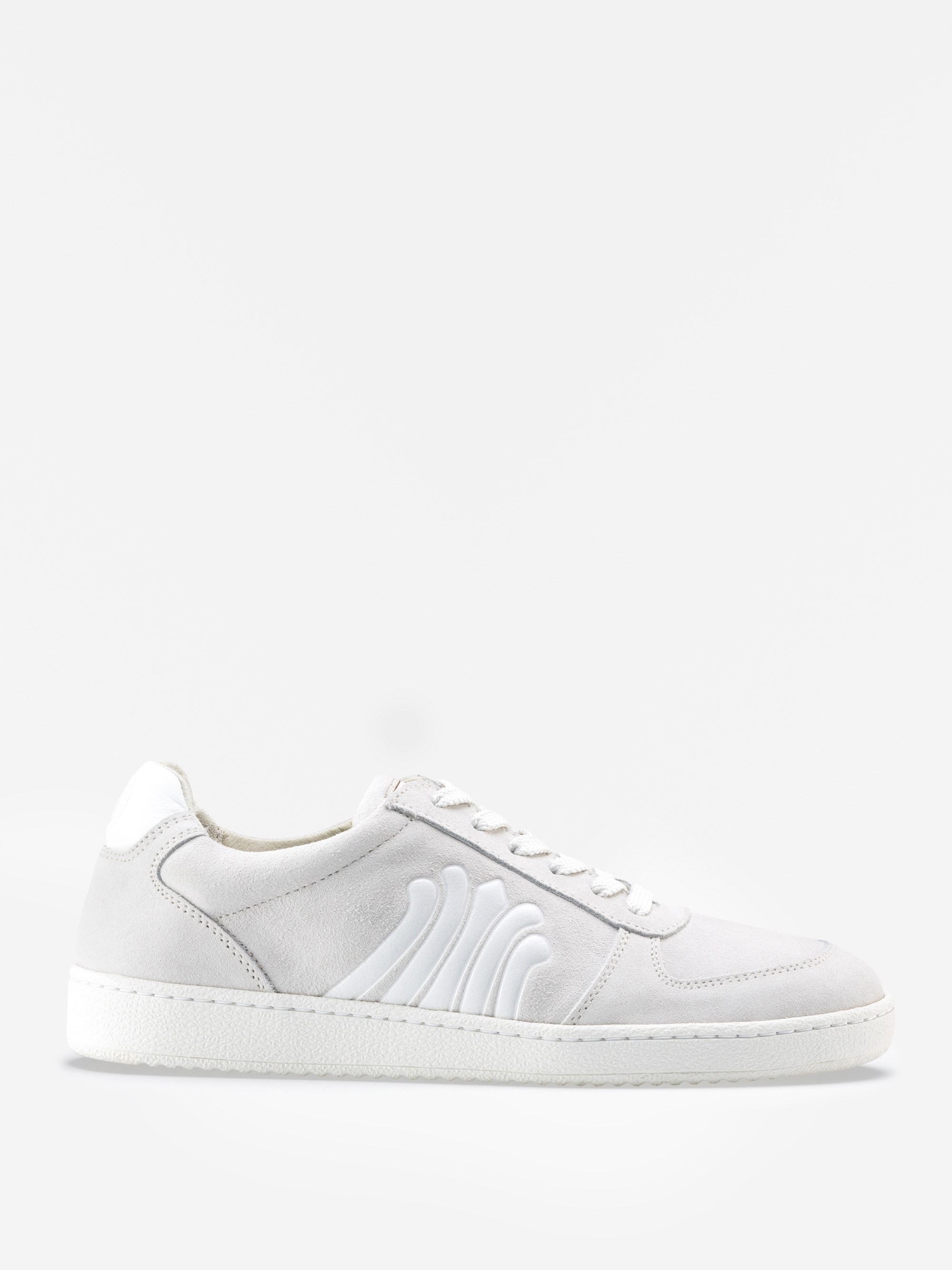 Ein weißer Low-Top-Sneaker mit weißen Schnürsenkeln, einer Wildlederstruktur und einem Wellenlinien-Design an der Seite auf einem schlichten weißen Hintergrund.