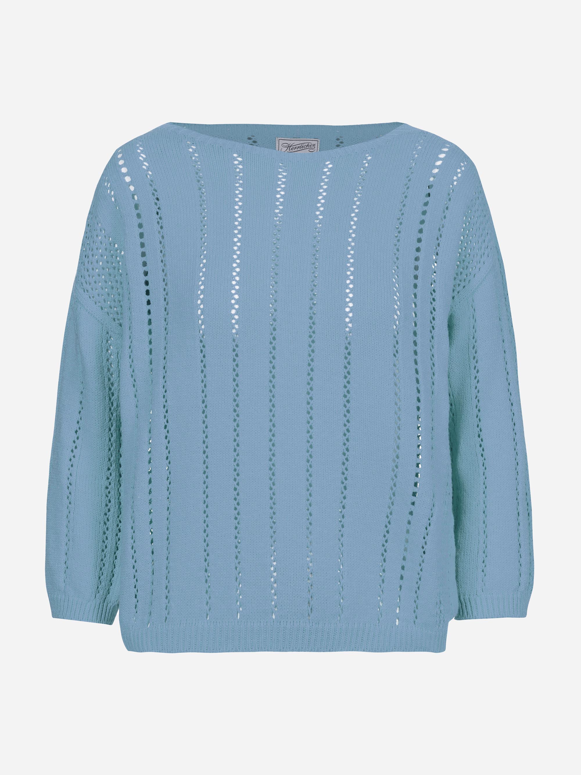 Hellblauer Strickpullover mit Bootsausschnitt und vertikalen durchbrochenen Mustern. Der Pullover hat lange Ärmel und eine lockere Passform, die auf einem einfarbig weißen Hintergrund dargestellt wird.