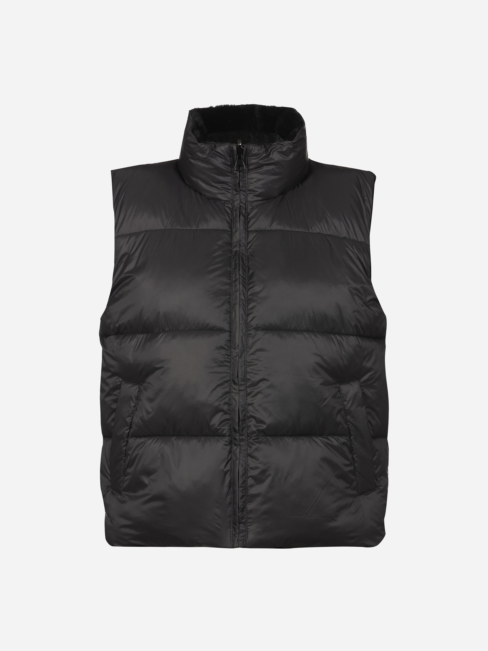 Schwarze, ärmellose Pufferweste mit hohem Kragen und Reißverschluss auf der Vorderseite auf einem schlichten weißen Hintergrund.