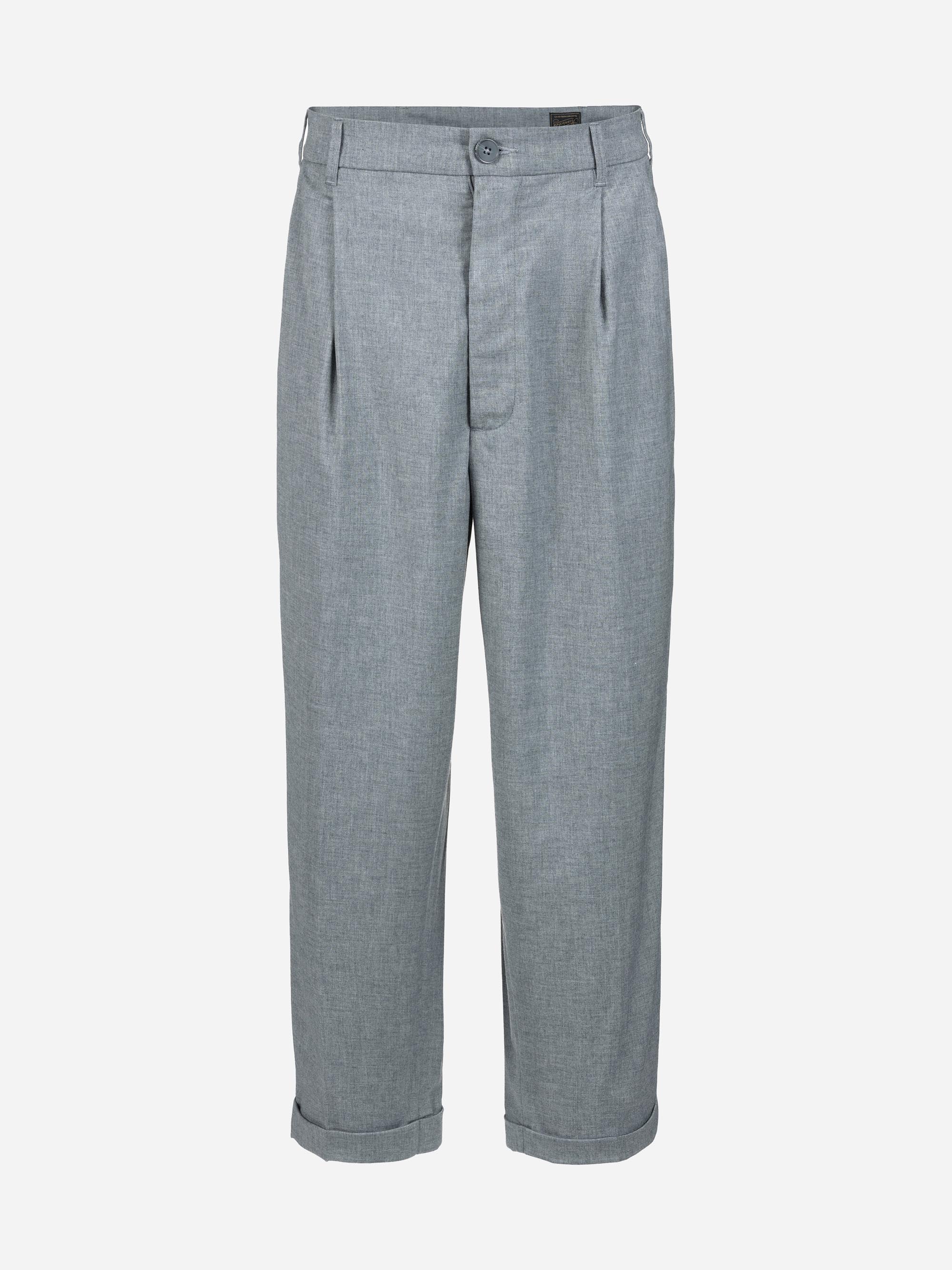 Graue Bundfaltenhose mit Knopf- und Reißverschluss, Gürtelschlaufen und umgeschlagenen Manschetten auf einfarbig weißem Hintergrund.