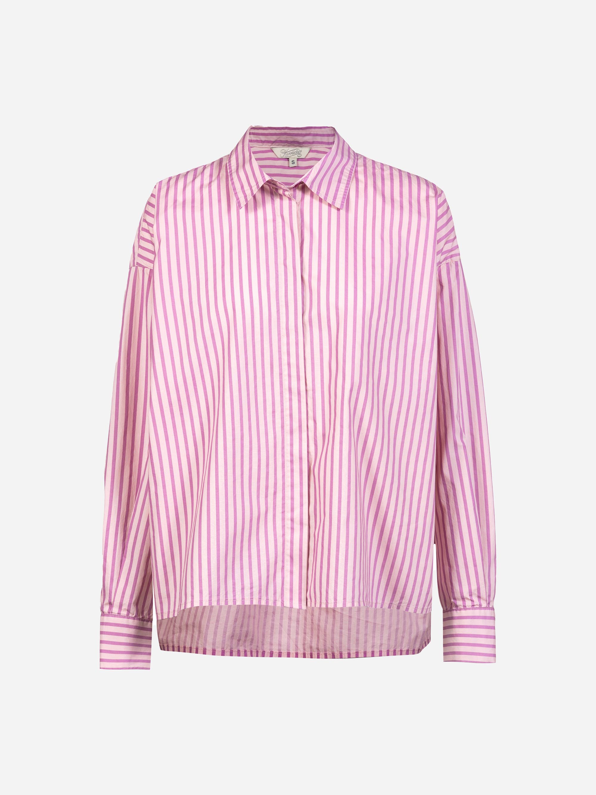 Langärmeliges Hemd mit Kragen und vertikalen rosa und weißen Streifen. Das Hemd hat eine lockere Passform und Manschetten an den Handgelenken.