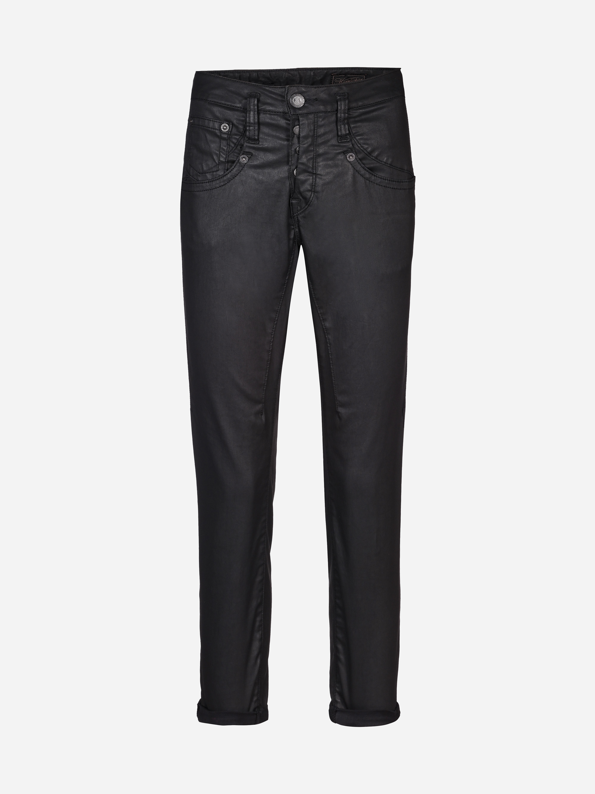 Eine schwarze Jeans mit geradem Bein, die vorne mit einem Knopf und einem Reißverschluss verschlossen wird, mit sichtbaren Nähten und zwei Taschen auf der Vorderseite auf einem einfarbig weißen Hintergrund.