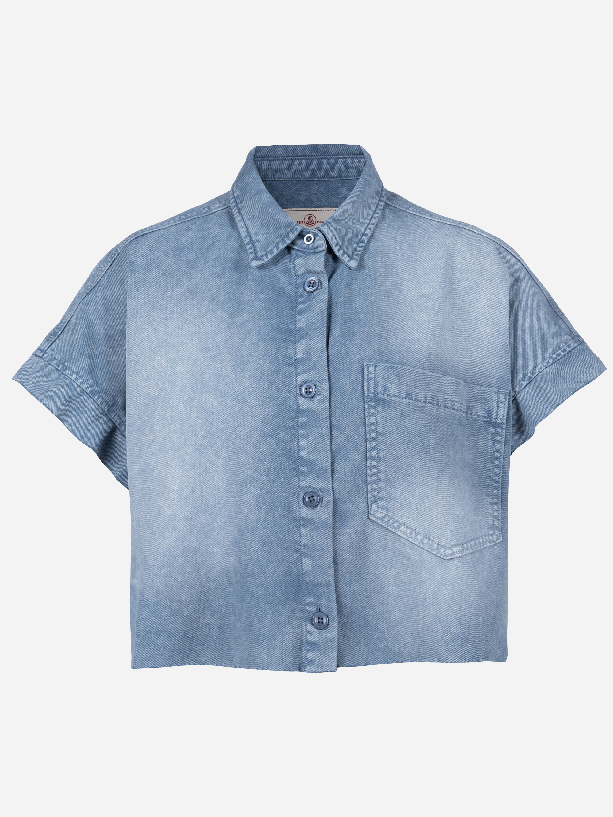 Ein hellblaues, kurzärmeliges, geknöpftes Jeanshemd mit einer einzigen Brusttasche auf der linken Seite, das auf einem einfarbig weißen Hintergrund abgebildet ist.