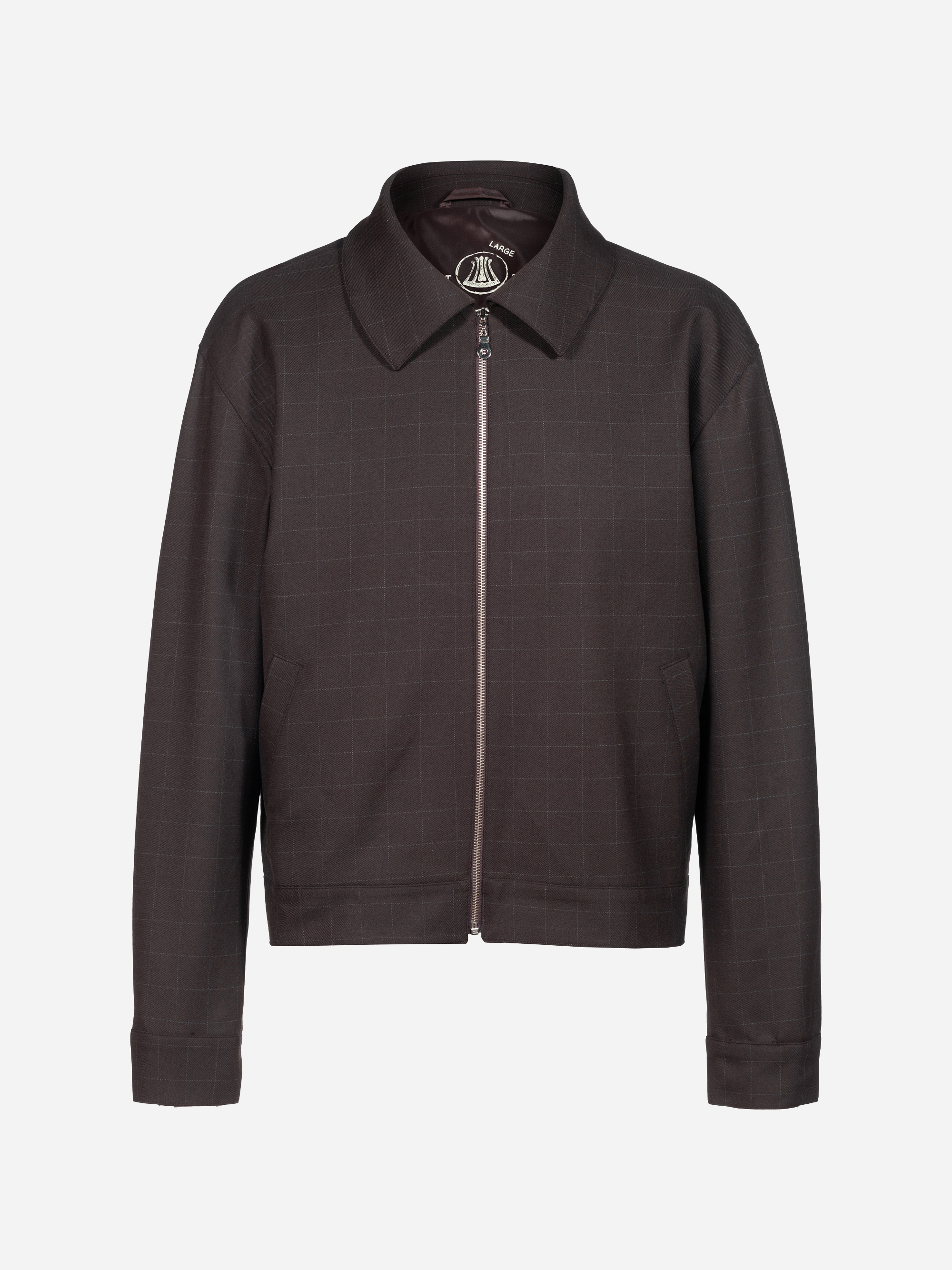 Eine dunkelbraune, langärmelige Jacke mit Reißverschluss, dezentem Karomuster, Kragen und Seitentaschen, dargestellt vor einem schlichten weißen Hintergrund.