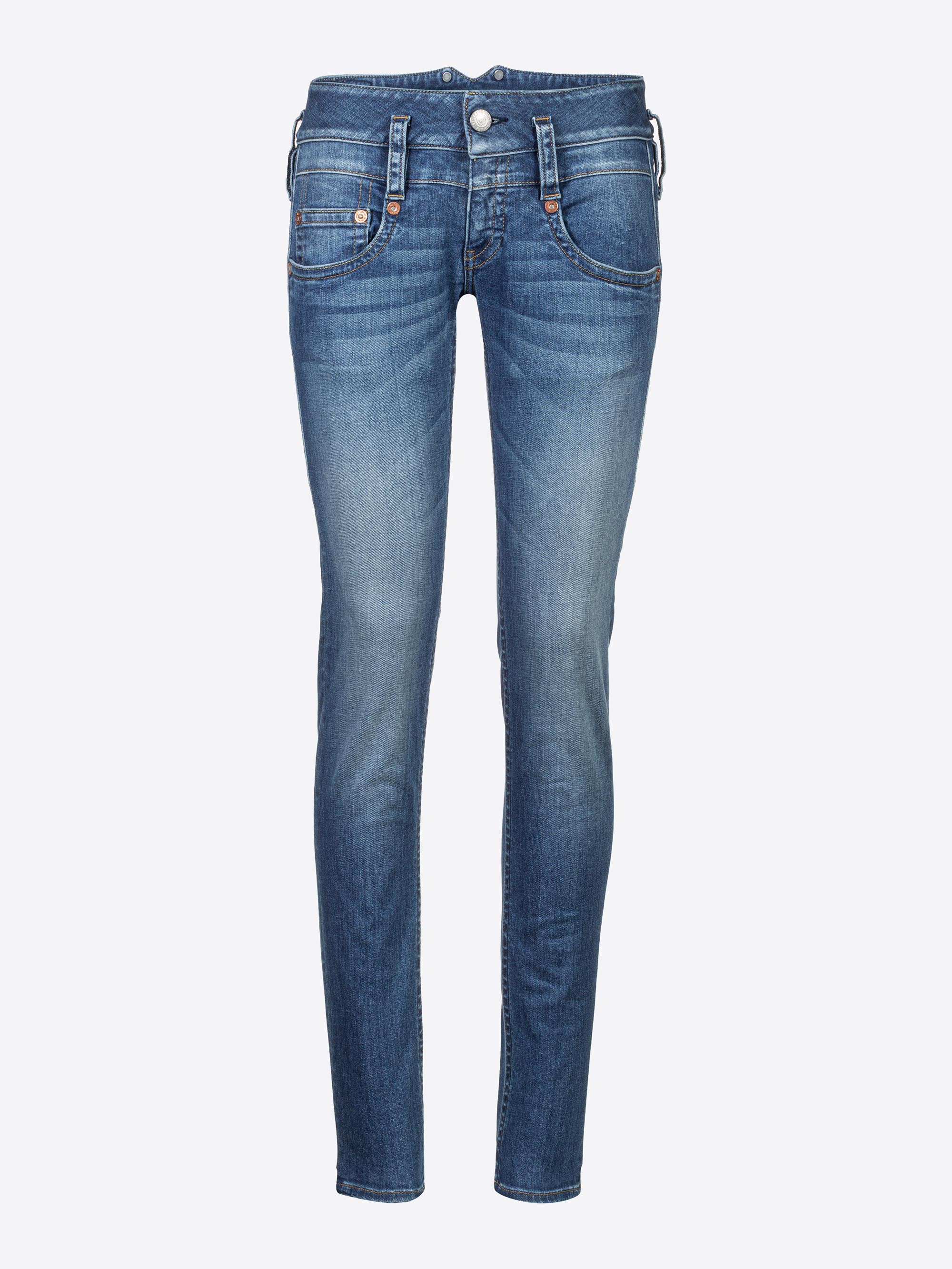 Ein Paar Skinny Jeans aus blauem Denim mit Knopf- und Reißverschluss, Vorder- und Gesäßtaschen und leichter Ausbleichung an den Oberschenkeln und Knien, dargestellt auf einem schlichten weißen Hintergrund.