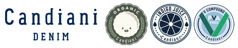 Logo für Candiani Denim mit drei runden Abzeichen: Candiani Organic mit einem lächelnden Gesicht, Candiani Indigo Juice mit einer stilisierten Blume und Candiani V Compound PVA Free mit einem großen Häkchen.