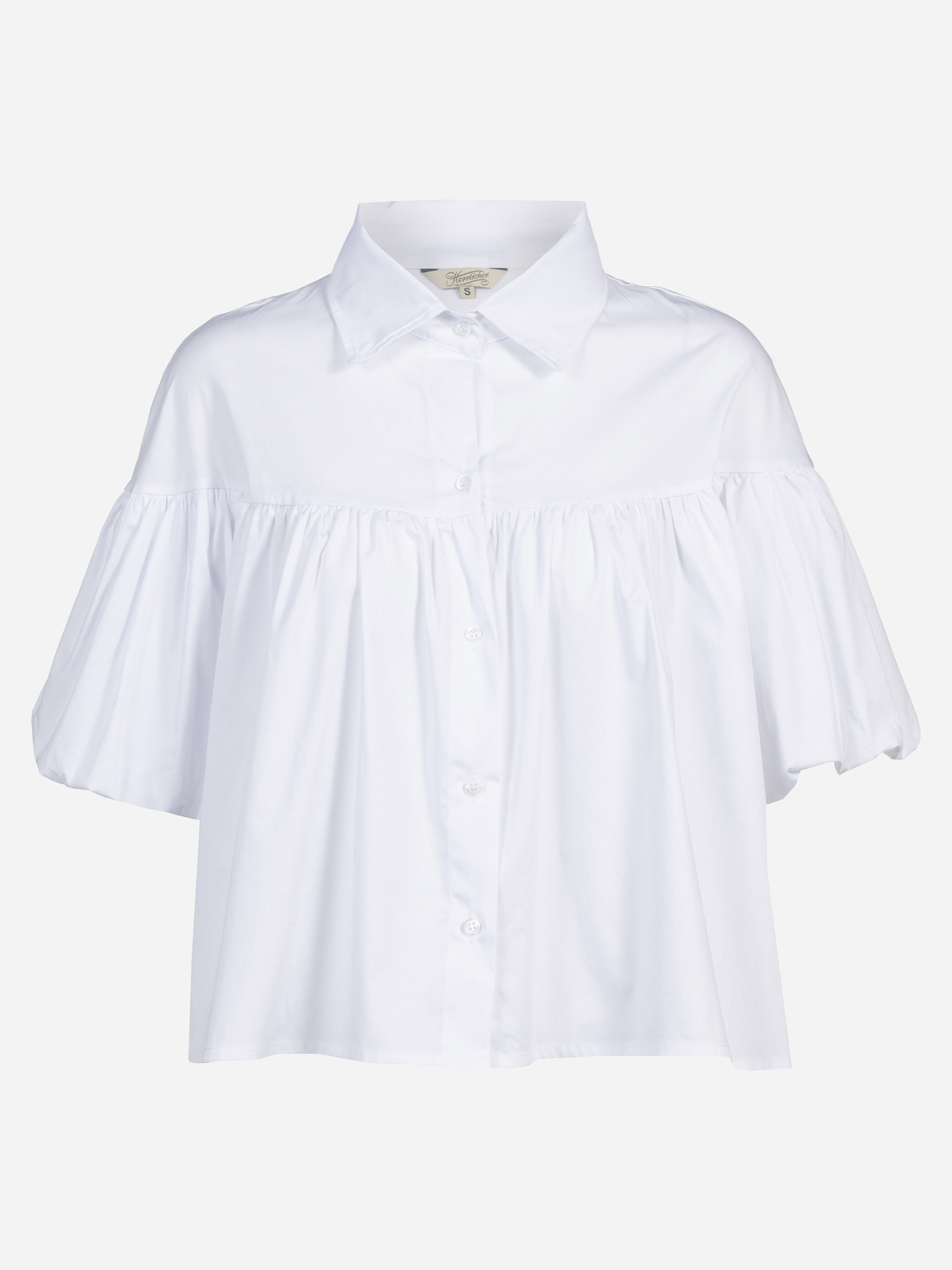 Weiße kurzärmelige Bluse mit Kragenausschnitt, Knopfleiste und lockeren, gerafften Ärmeln und Oberteil auf einfarbigem Hintergrund.