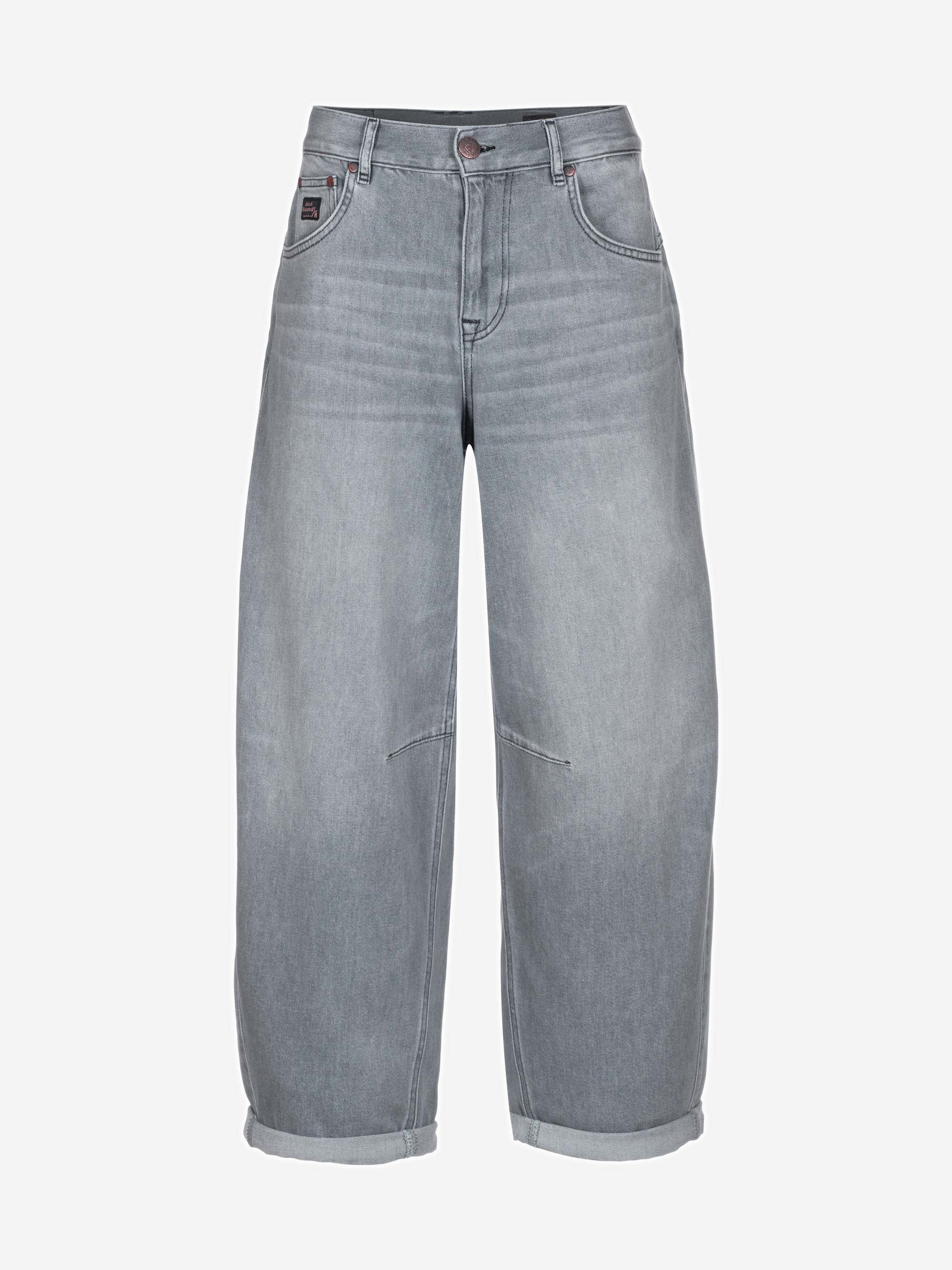 Hellgraue Denim-Jeans mit weitem Bein, hoher Taille, Knopf- und Reißverschluss vorne und Five-Pocket-Design. Die Jeans verfügt über aufgerollte Bündchen und sichtbare Nahtdetails an den Oberschenkeln und Knien.
