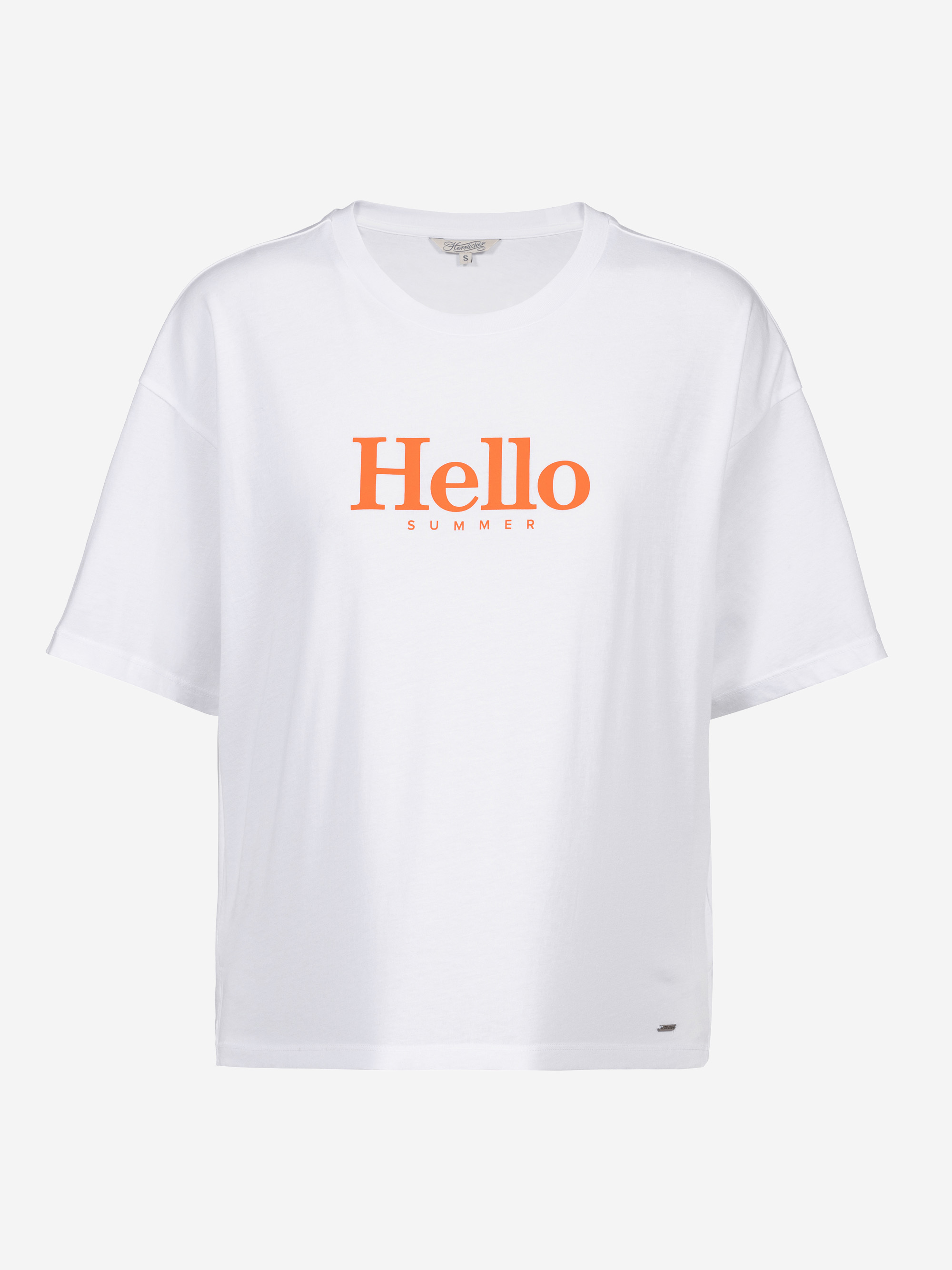 Weißes, kurzärmeliges T-Shirt mit dem Schriftzug Hello SUMMER in orangefarbener Schrift auf der Vorderseite, auf weißem Hintergrund.