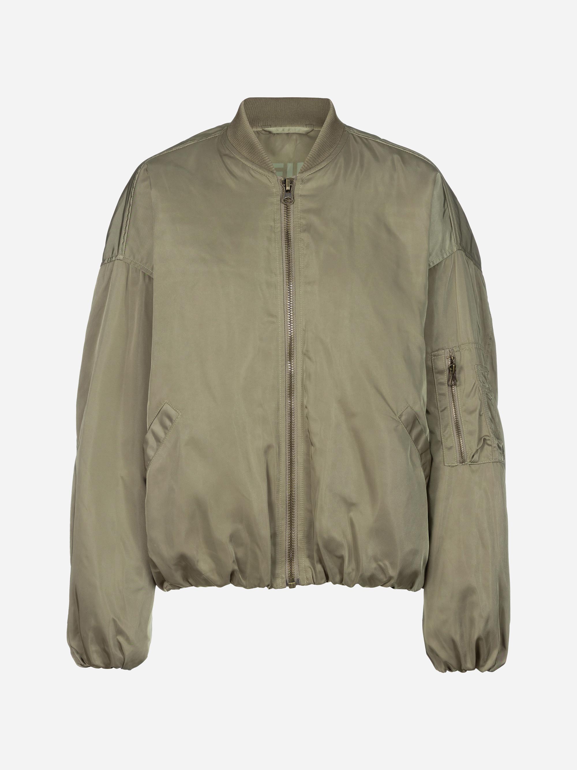 Olivgrüne Bomberjacke mit Frontreißverschluss, zwei schrägen Fronttaschen, gerippten Bündchen und Bund sowie einer Reißverschlusstasche am linken Ärmel. Die Jacke hat eine leicht übergroße Passform und ein glattes, mattes Finish.