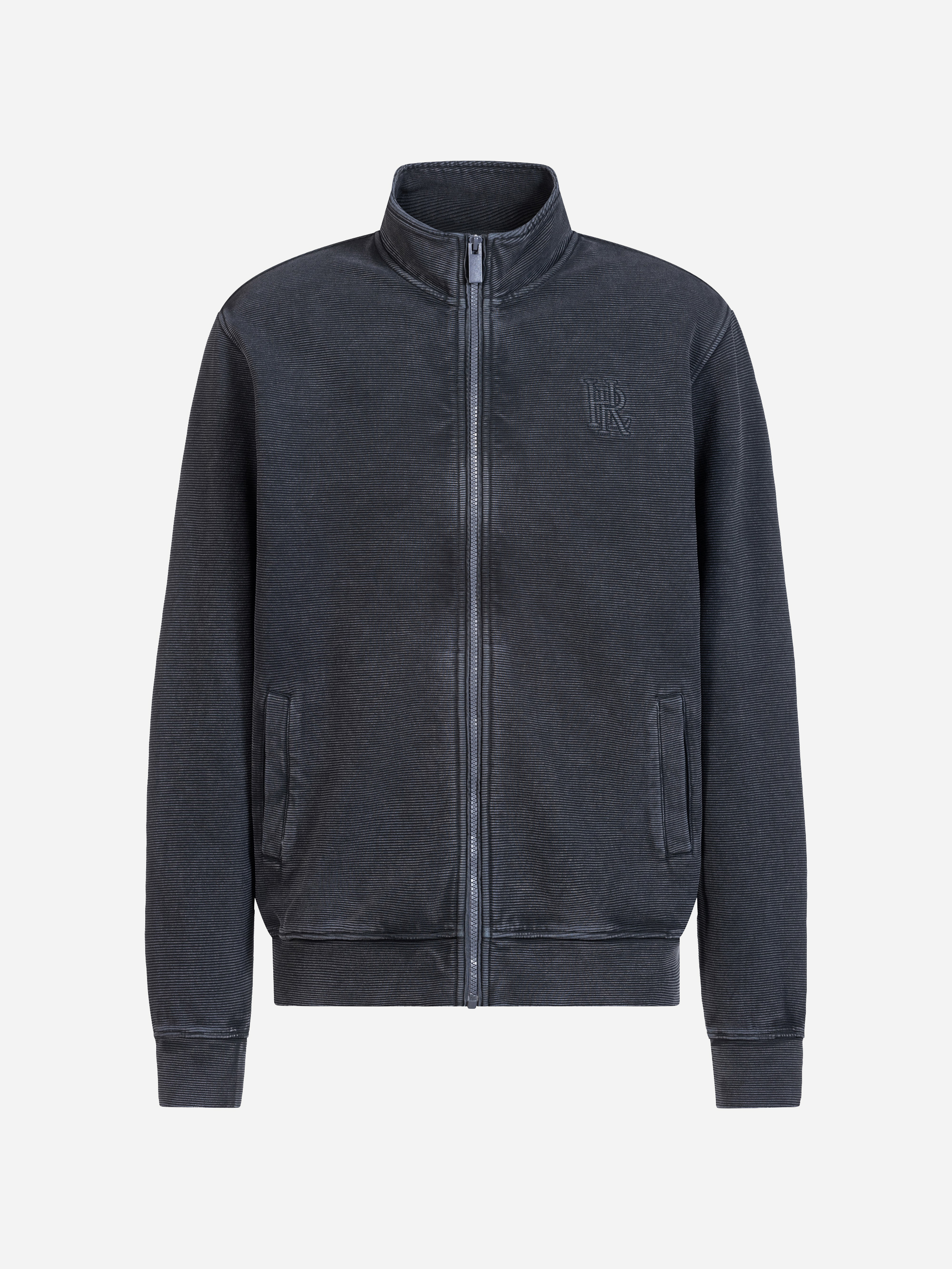 Dunkelgraue Jacke mit Reißverschluss, hohem Kragen, Vordertaschen und dezentem, gesticktem Logo auf der linken Brust, präsentiert vor einem schlichten weißen Hintergrund.