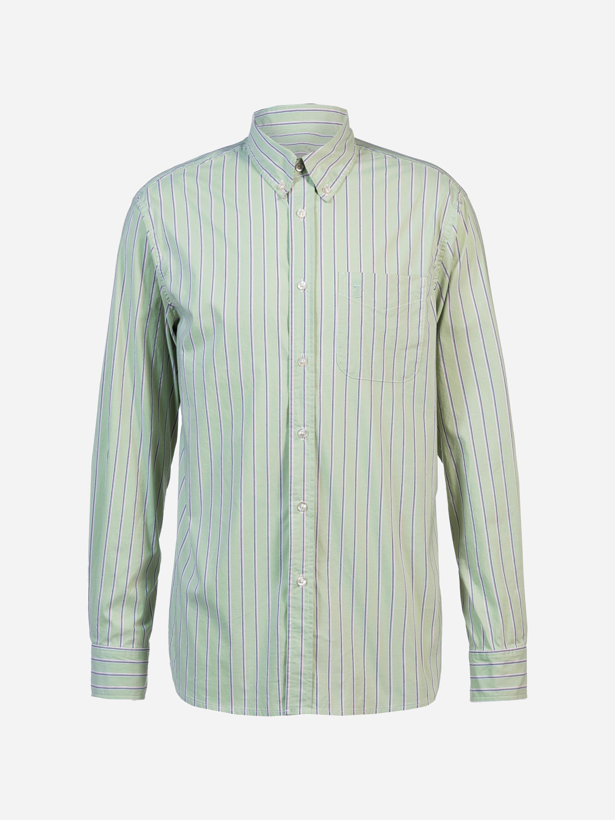 Ein hellgrünes, langärmeliges Hemd zum Aufknöpfen mit Kragen, Vordertasche und vertikalen blauen und weißen Streifen vor einem einfarbig weißen Hintergrund.