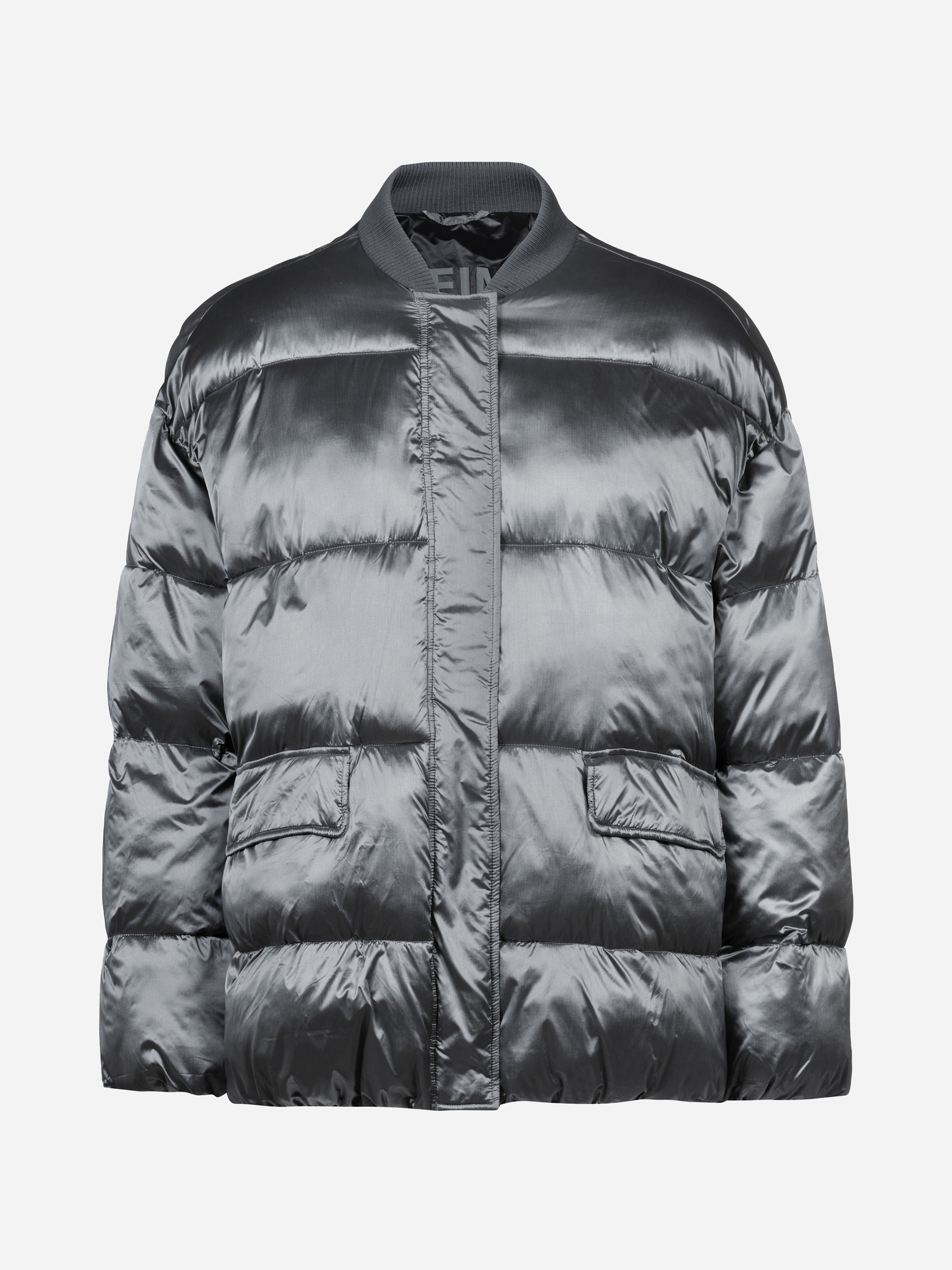 Glänzende silbergraue Pufferjacke mit geripptem Kragen, zwei großen Vordertaschen mit Klappen und einem Reißverschluss vorne. Die Jacke hat eine gesteppte, wattierte Konstruktion für Wärme.