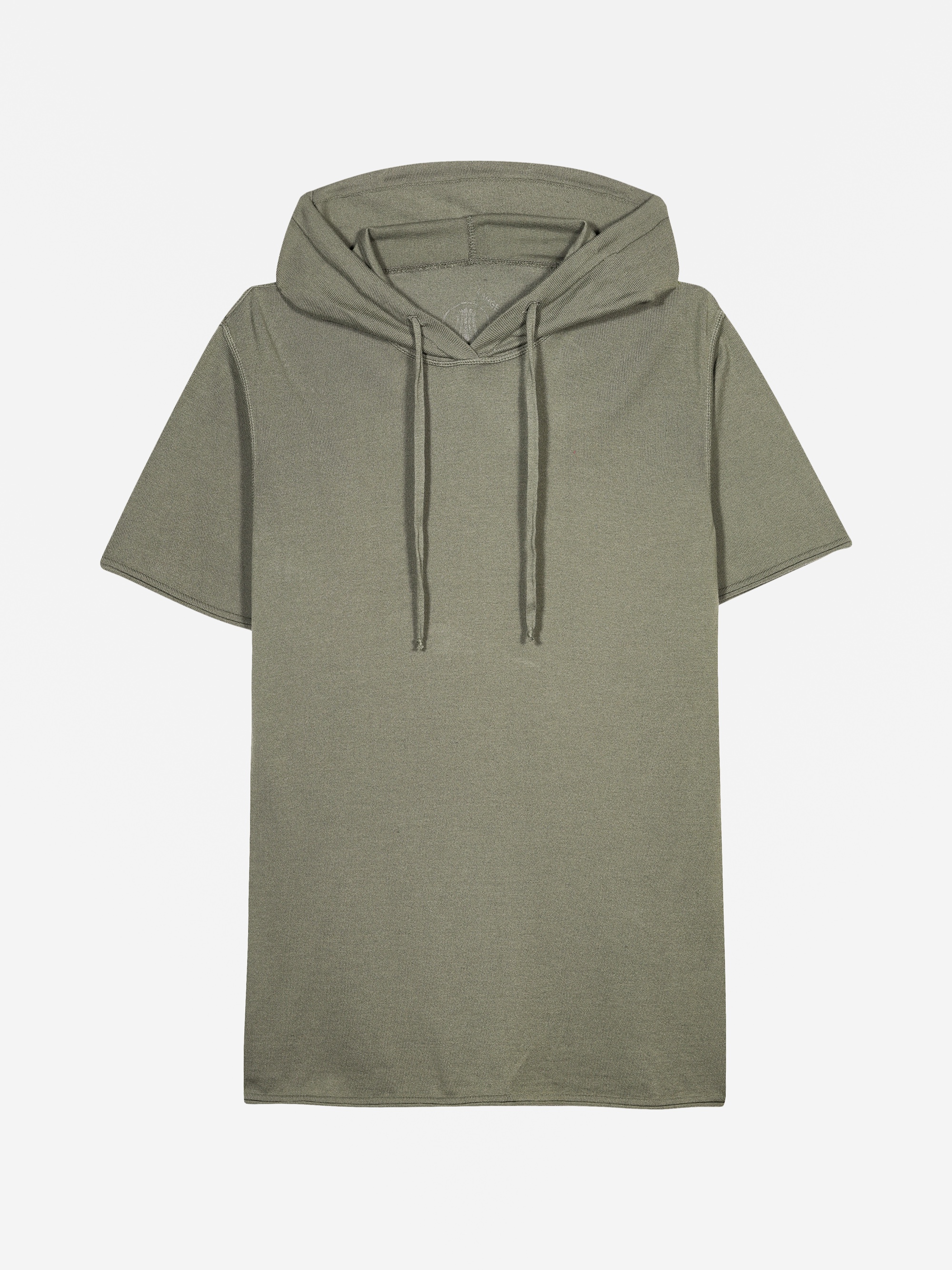 Ein schlichtes, olivgrünes, kurzärmeliges T-Shirt mit Kapuze und Kordelzug, flach auf weißem Hintergrund.