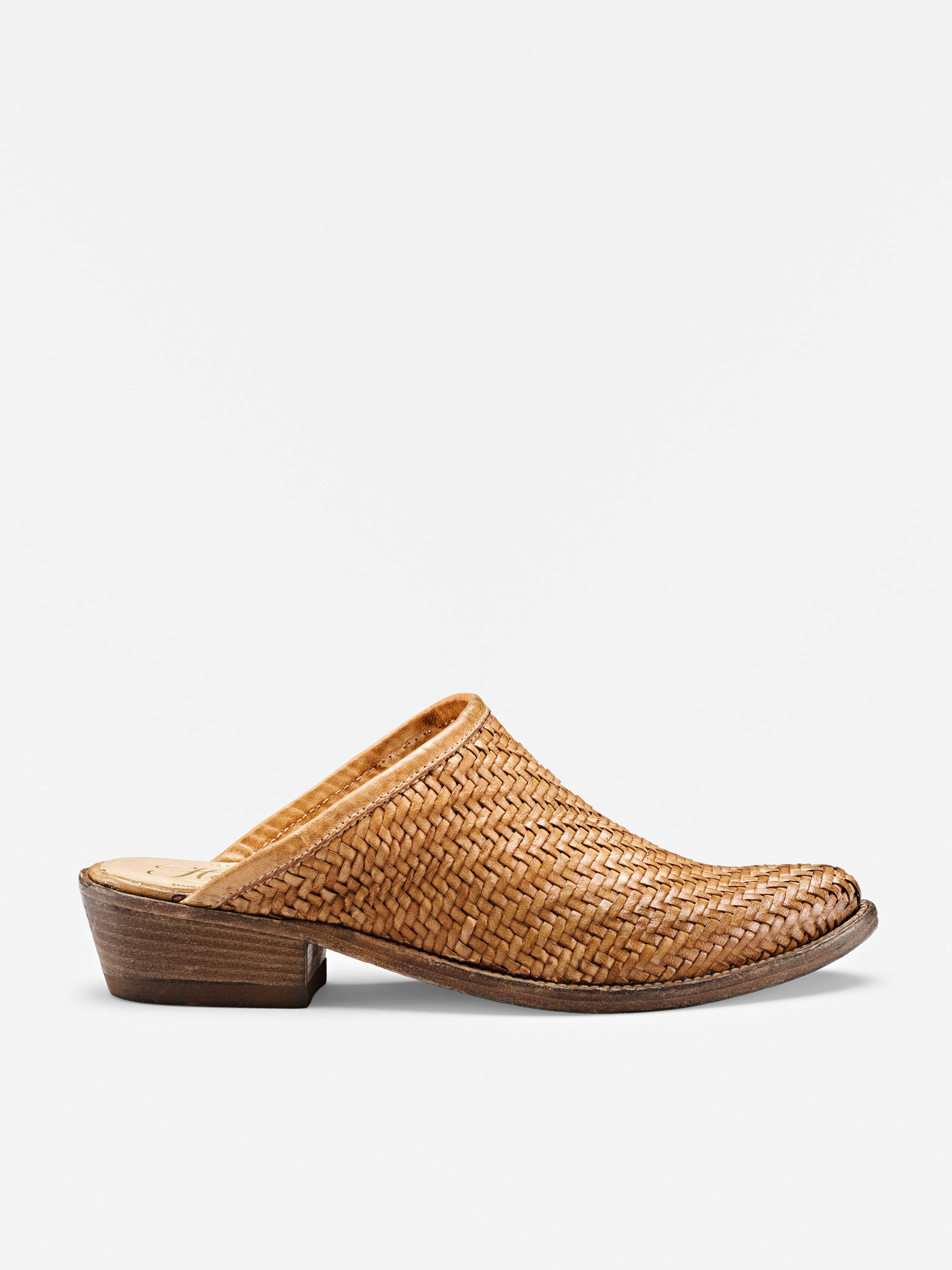 Ein hellbrauner Slipper aus gewebtem Leder mit geschlossener, spitzer Spitze, offener Rückseite und niedrigem Holzabsatz auf weißem Hintergrund.