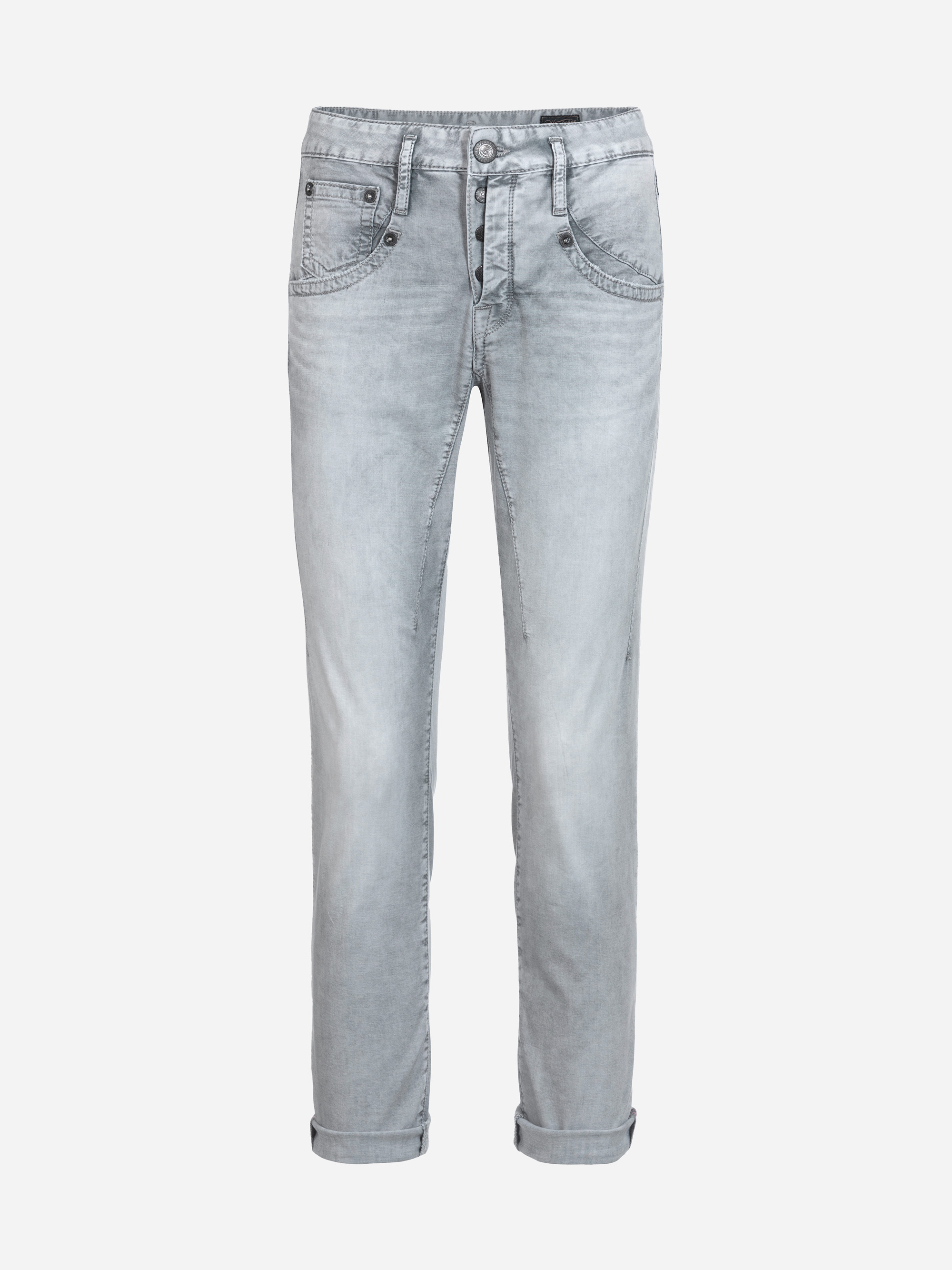 Hellgraue Denim-Jeans mit verblasstem Finish, Knopf- und Reißverschluss vorne, Taschen vorne und hinten und hochgekrempelten Bündchen auf weißem Hintergrund.