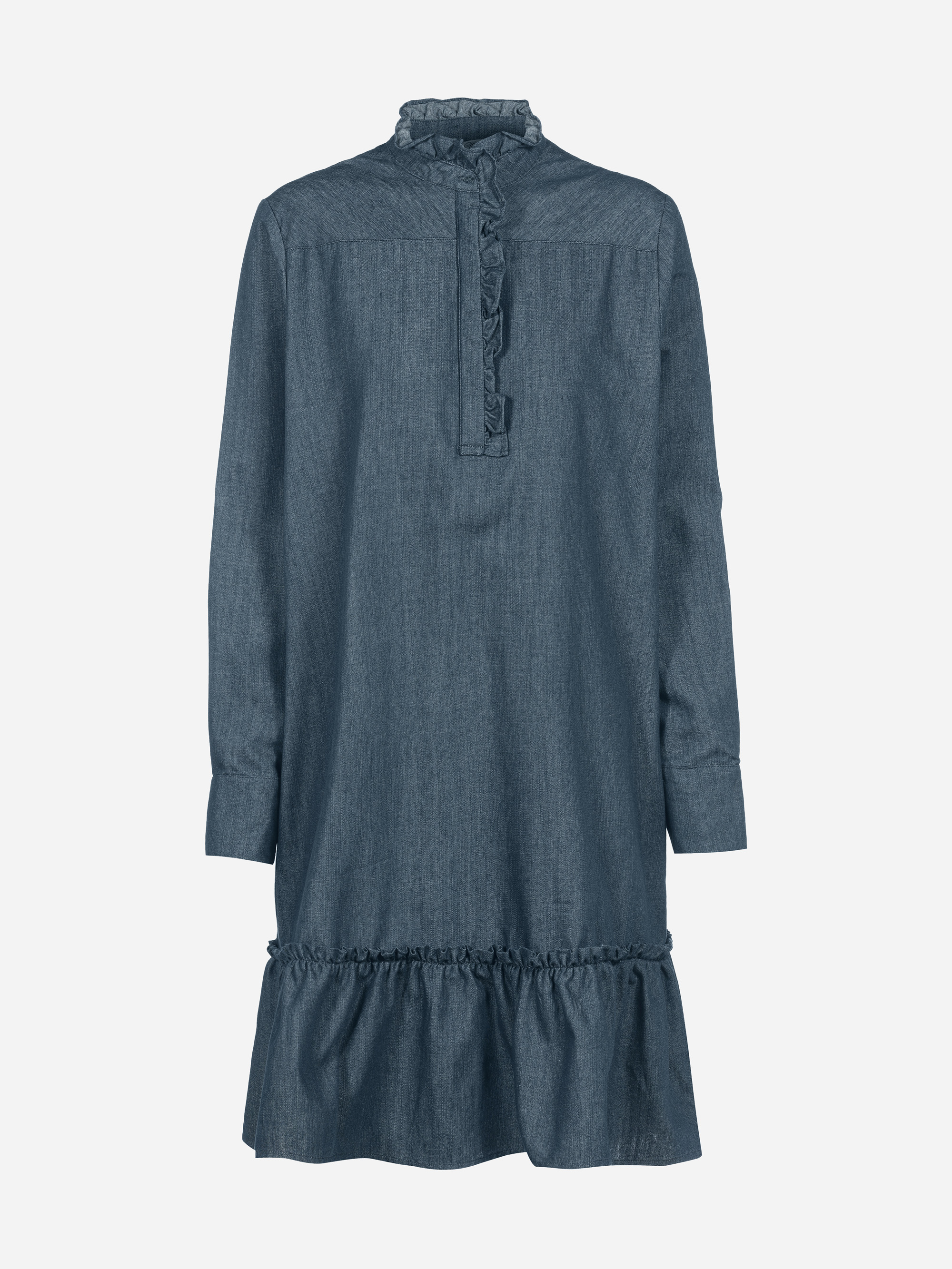 Ein langärmeliges, knielanges Jeanskleid mit gerüschtem hohen Ausschnitt, Knopfleiste und gerüschtem Saum, das vor einem schlichten weißen Hintergrund steht.
