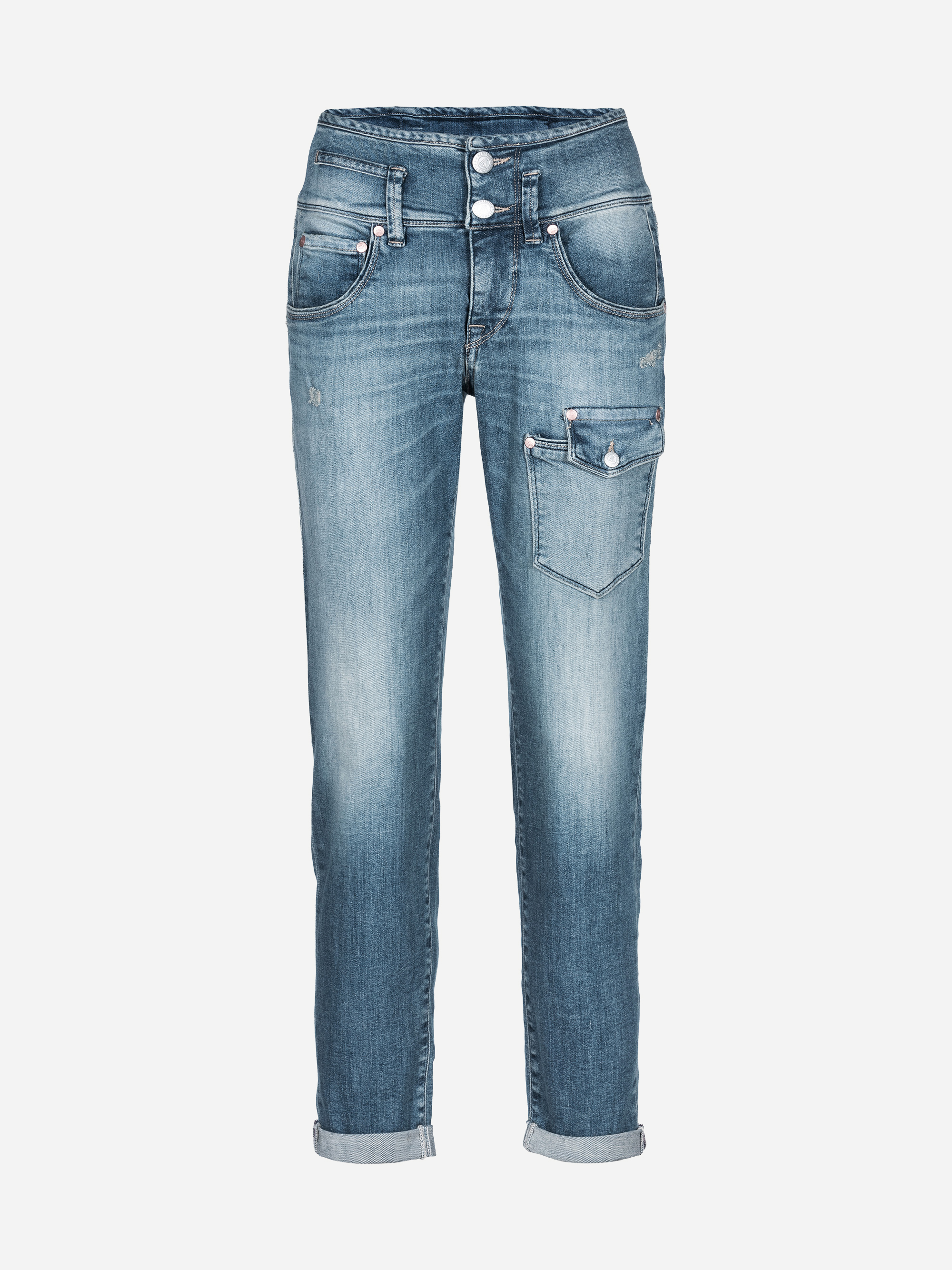 Eine Jeans aus verblasstem blauem Denim mit hoher Taille, doppelter Knopfleiste, umgeschlagenen Säumen, mehreren Vordertaschen und einer markanten großen Seitentasche am rechten Oberschenkel, abgebildet vor weißem Hintergrund.