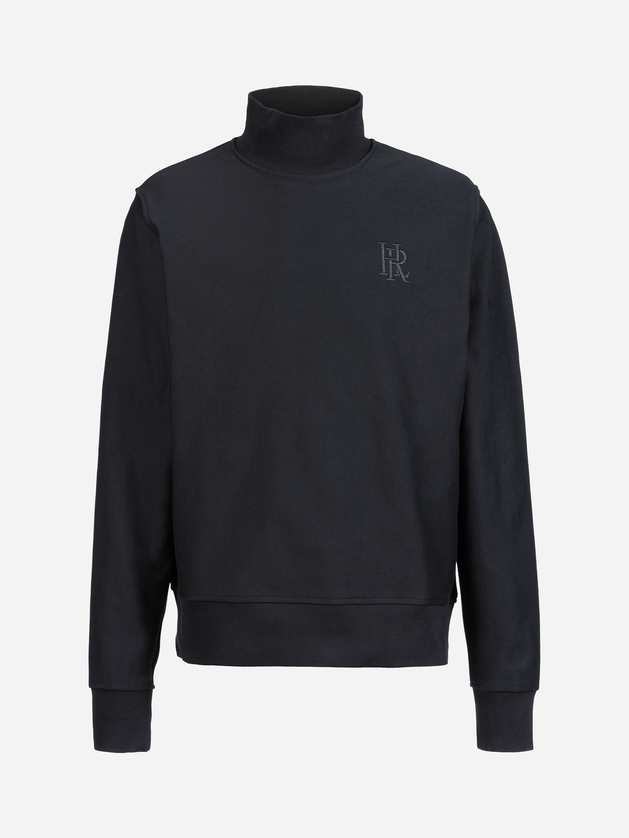 Schwarzes, langärmeliges Rollkragen-Sweatshirt mit gerippten Bündchen und Saum, mit einem kleinen, dezent gestickten Monogramm-Logo auf der linken Brust. Der Hintergrund ist einfarbig weiß.