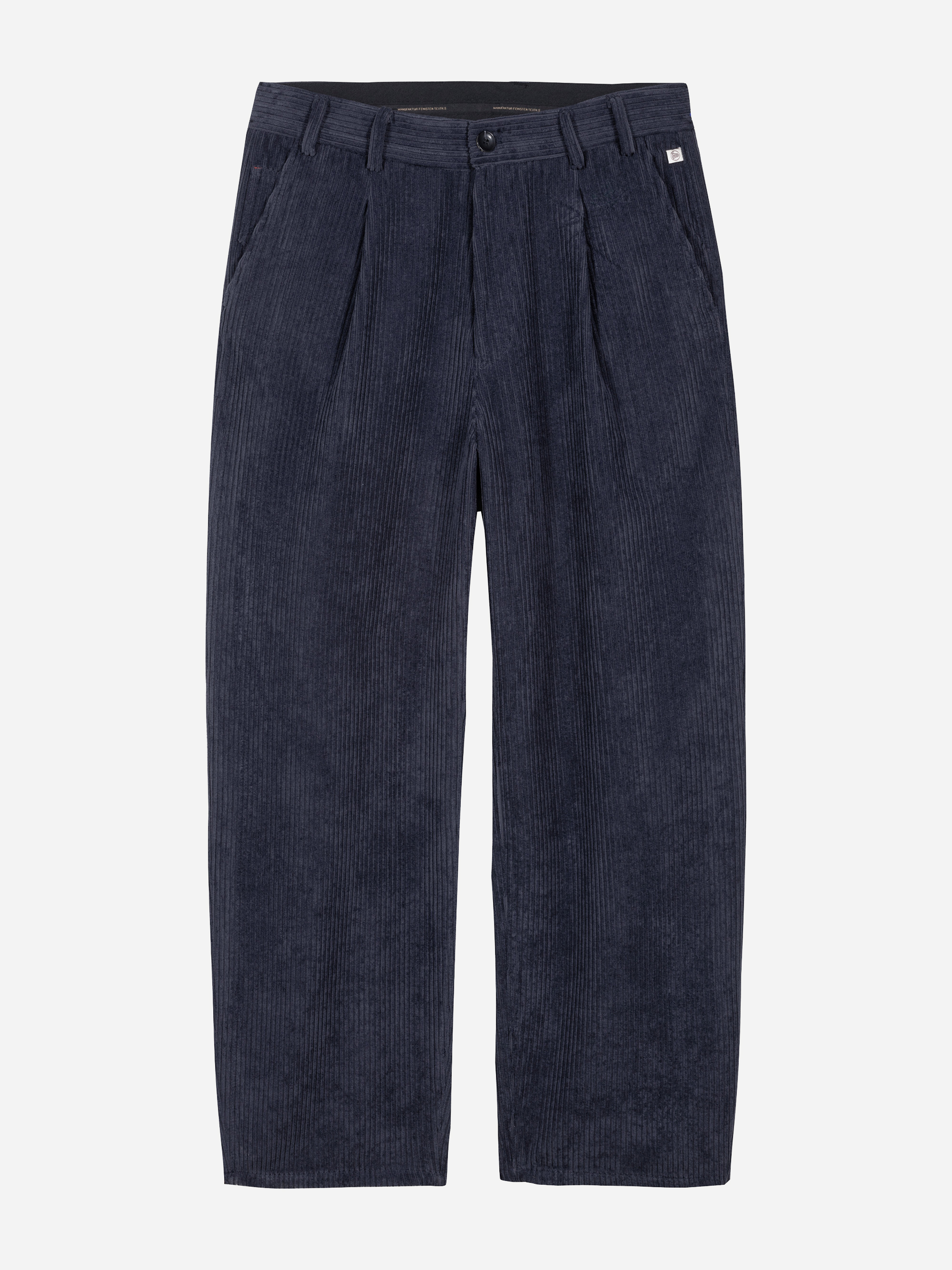 Marineblaue Cordhose mit Bundfalten, Gürtelschlaufen, Seitentaschen und Knopfverschluss, abgebildet auf weißem Hintergrund.