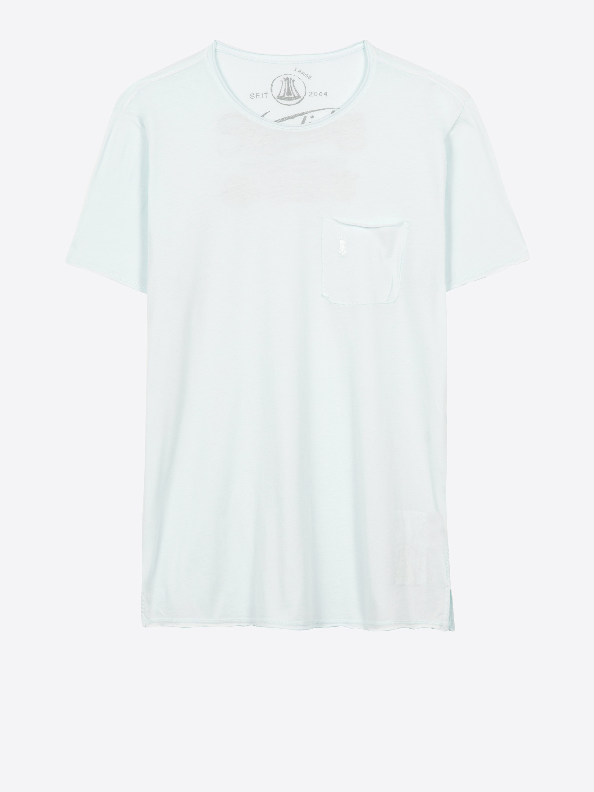 Ein schlichtes hellblaues, kurzärmeliges T-Shirt mit rundem Halsausschnitt und einer kleinen Brusttasche auf weißem Hintergrund.