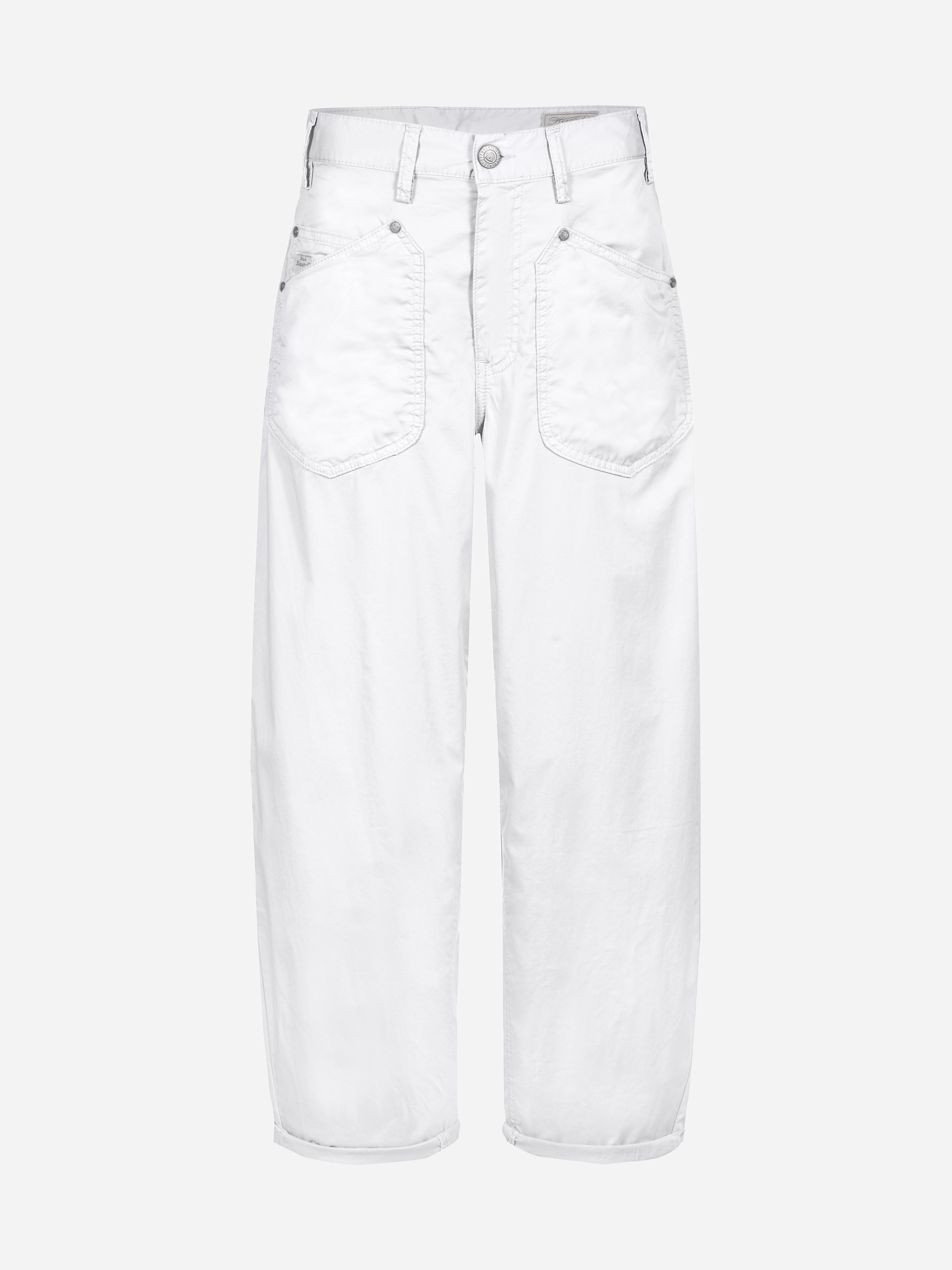 Weiße Jeans mit hoher Taille und weitem Bein, großen aufgesetzten Taschen und silbernen Knöpfen und Nieten auf weißem Grund.