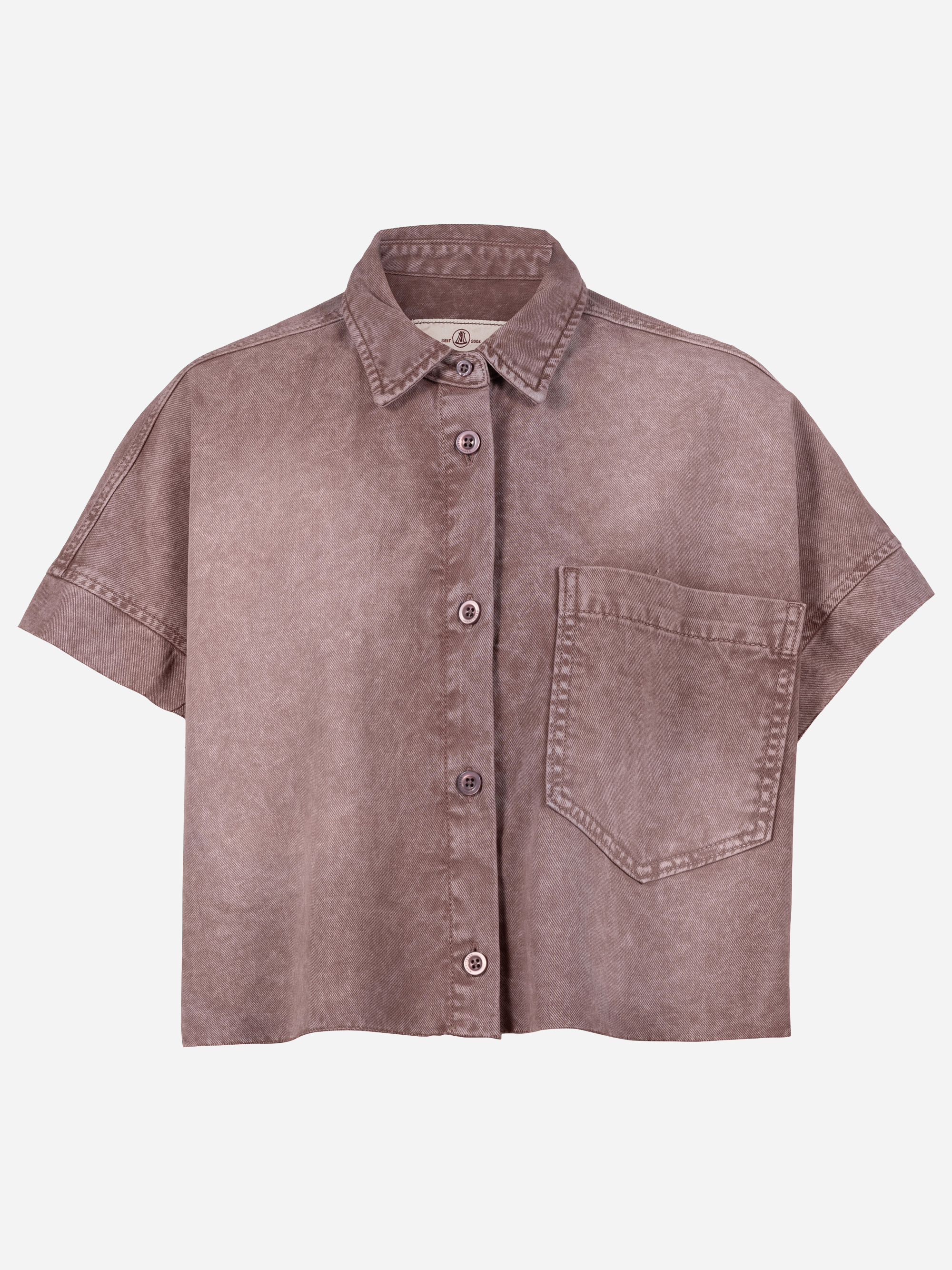 Kurzärmeliges, geknöpftes Hemd in verblasstem Mauve mit einer einzigen großen Vordertasche auf der linken Seite und einem klassischen Kragen auf weißem Grund.