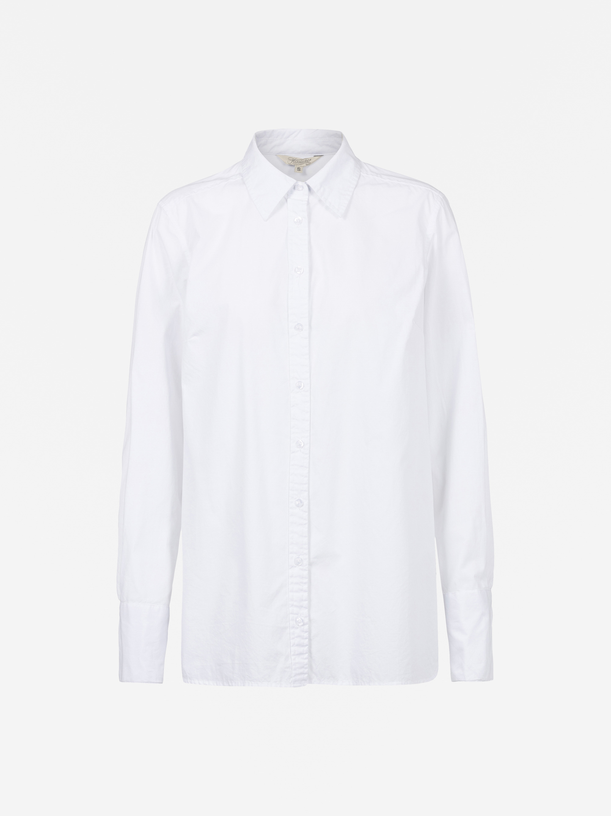 Ein schlichtes weißes, langärmeliges Hemd mit Kragen, das vor einem weißen Hintergrund steht.