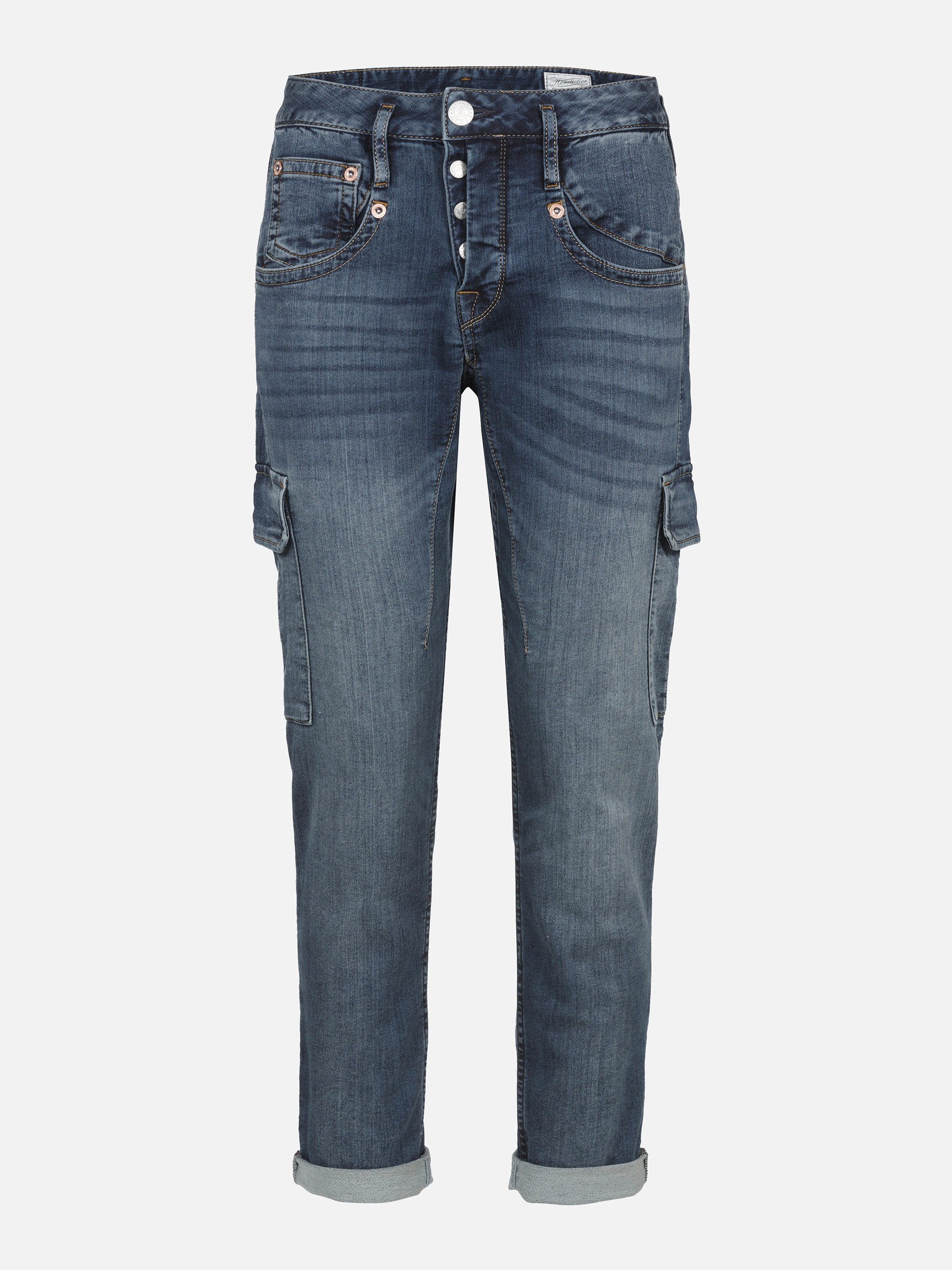 Ein Paar blaue Denim-Cargo-Jeans mit aufgerollten Manschetten, Vorder- und Seitentaschen und Knopfverschluss, dargestellt vor einem weißen Hintergrund.