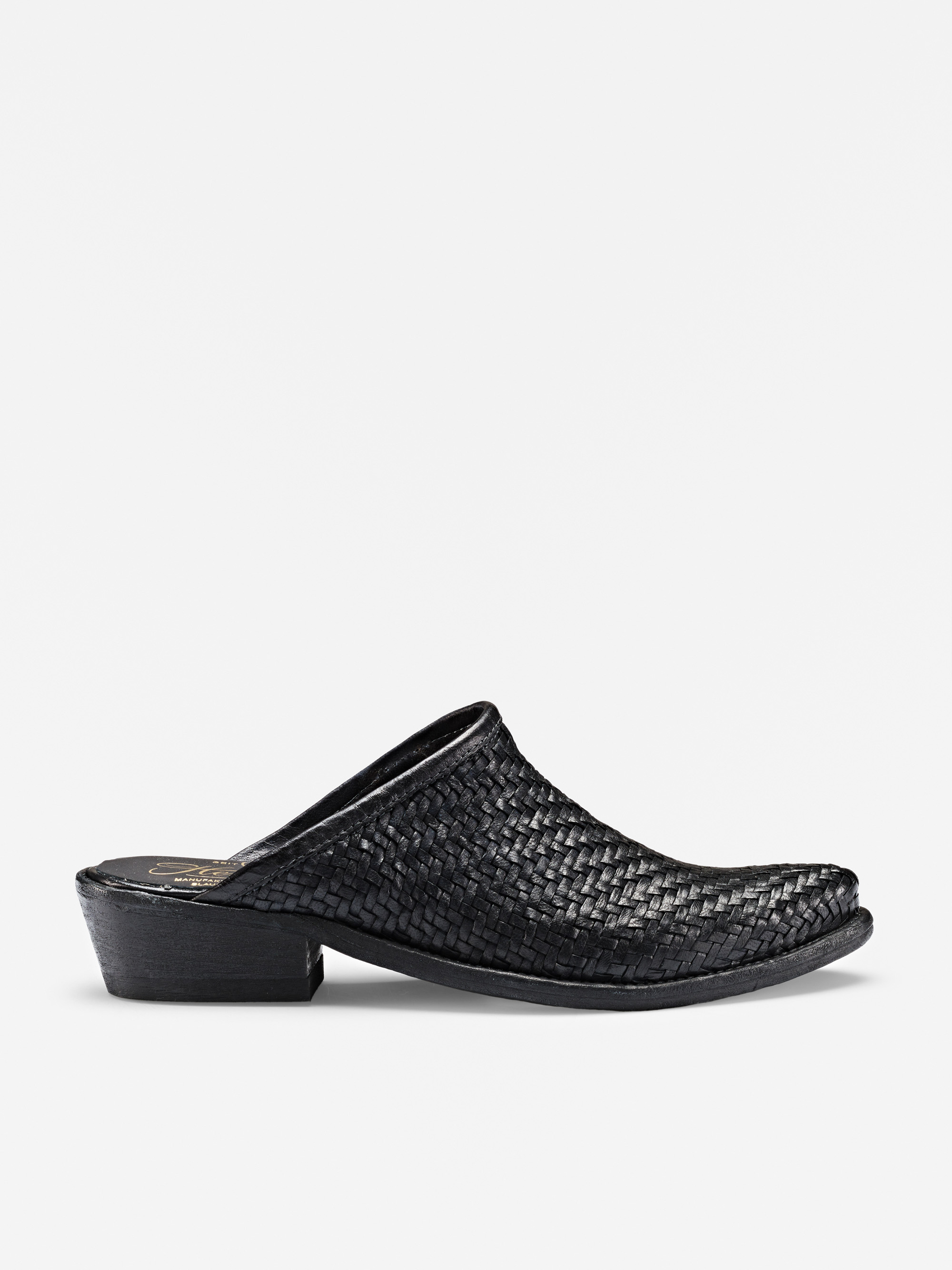 Ein schwarzer Slipper aus gewebtem Leder mit geschlossener Zehenpartie, niedrigem, gestapeltem Absatz und offener Rückseite auf einem schlichten weißen Hintergrund.