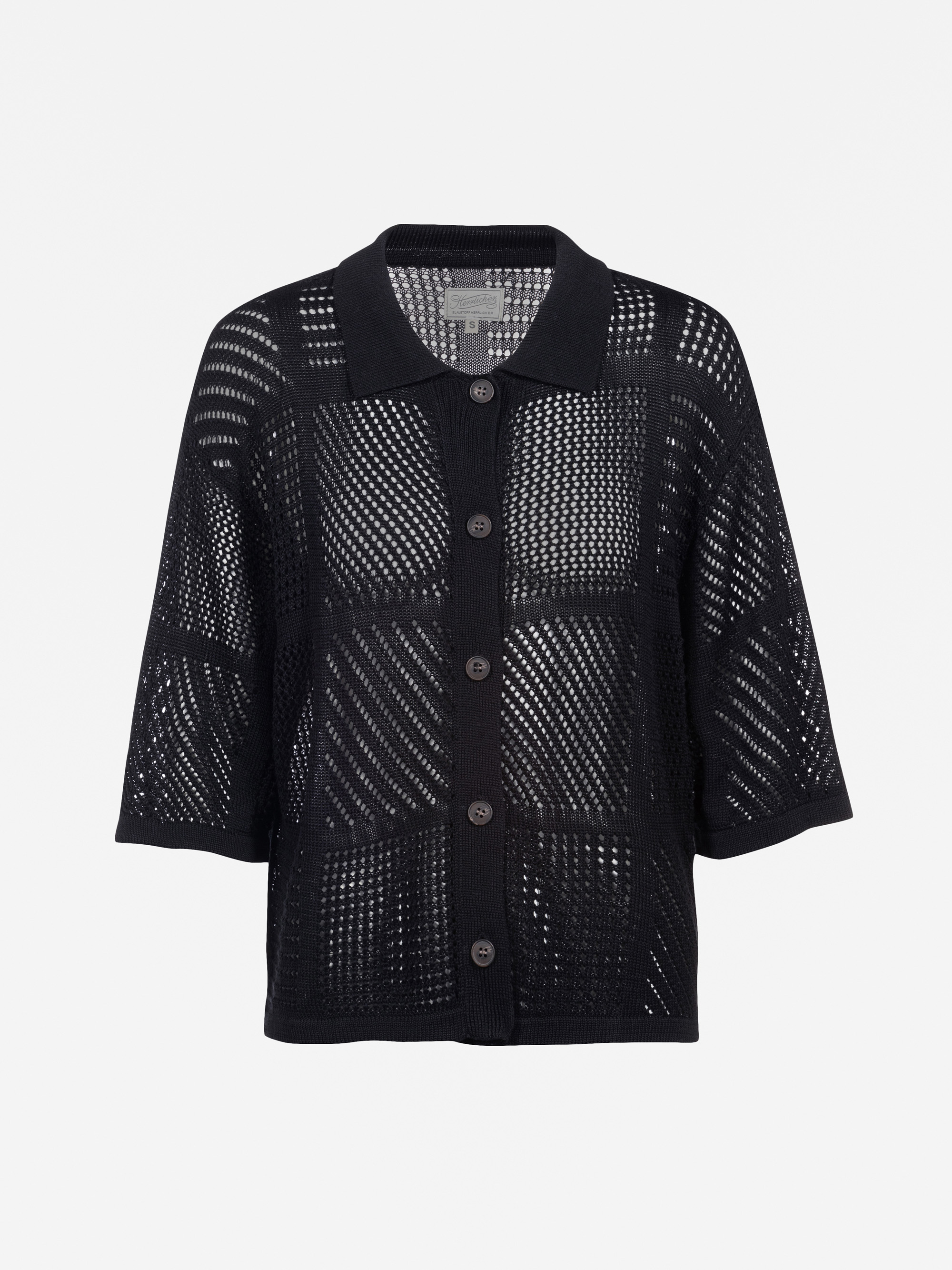 Schwarze Strickjacke mit Knopfleiste und Kragen, mit lockerem, offenem Strickmuster und Dreiviertel-Ärmeln, auf weißem Grund.