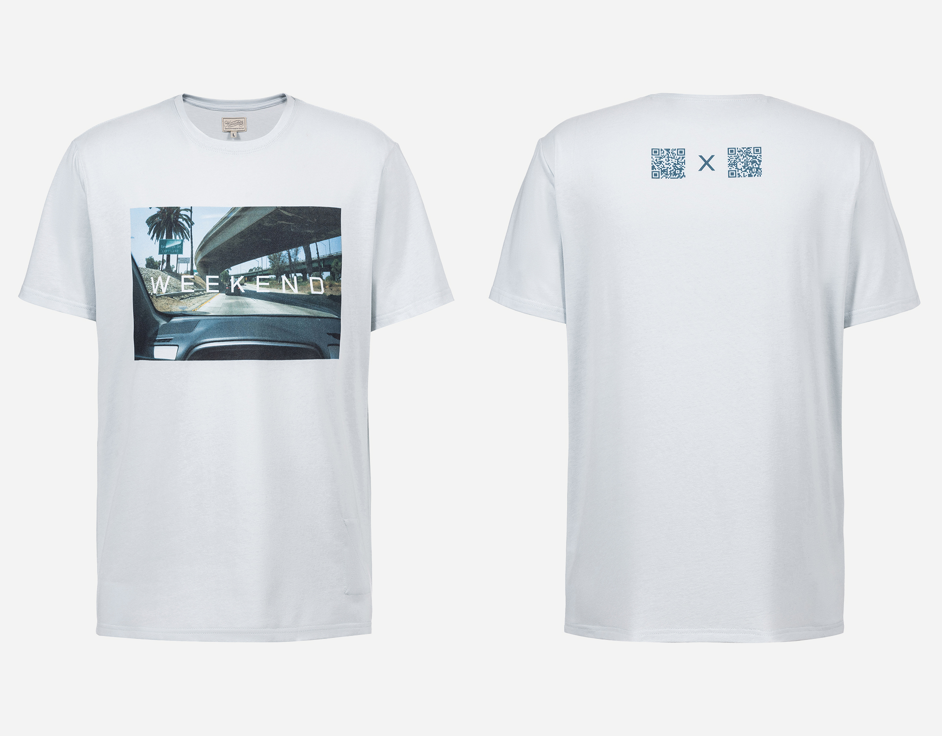 Vorder- und Rückseite eines weißen T-Shirts. Die Vorderseite zeigt ein Foto mit dem Wort WEEKEND in großen Buchstaben. Auf der Rückseite befinden sich zwei QR-Codes, die durch ein X in der Nähe des Halsausschnitts getrennt sind.