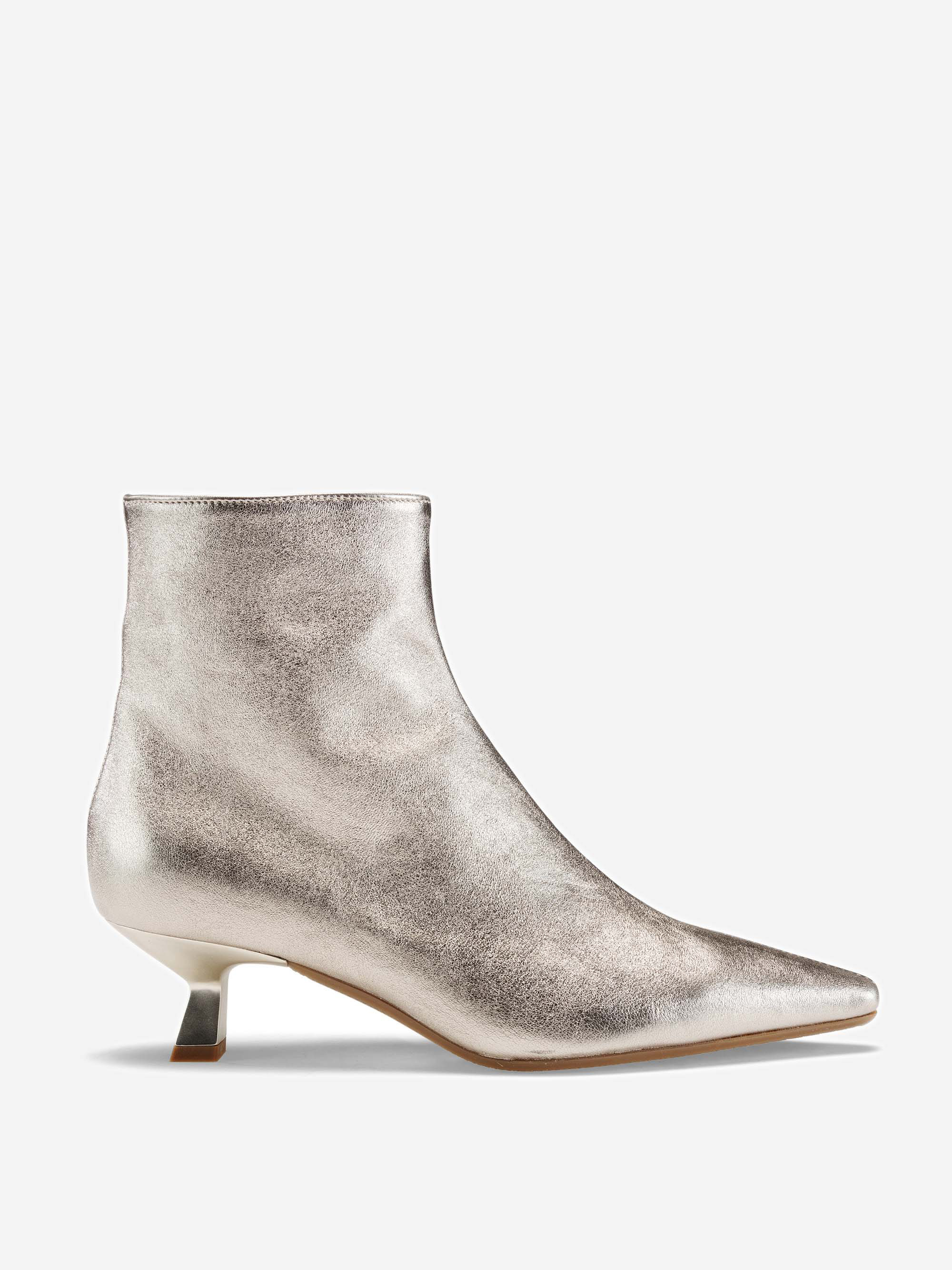 Eine silberfarbene Metallic-Stiefelette mit spitzer Zehenpartie und kurzem, schrägem Kitten-Absatz, dargestellt im Seitenprofil vor einem schlichten weißen Hintergrund.