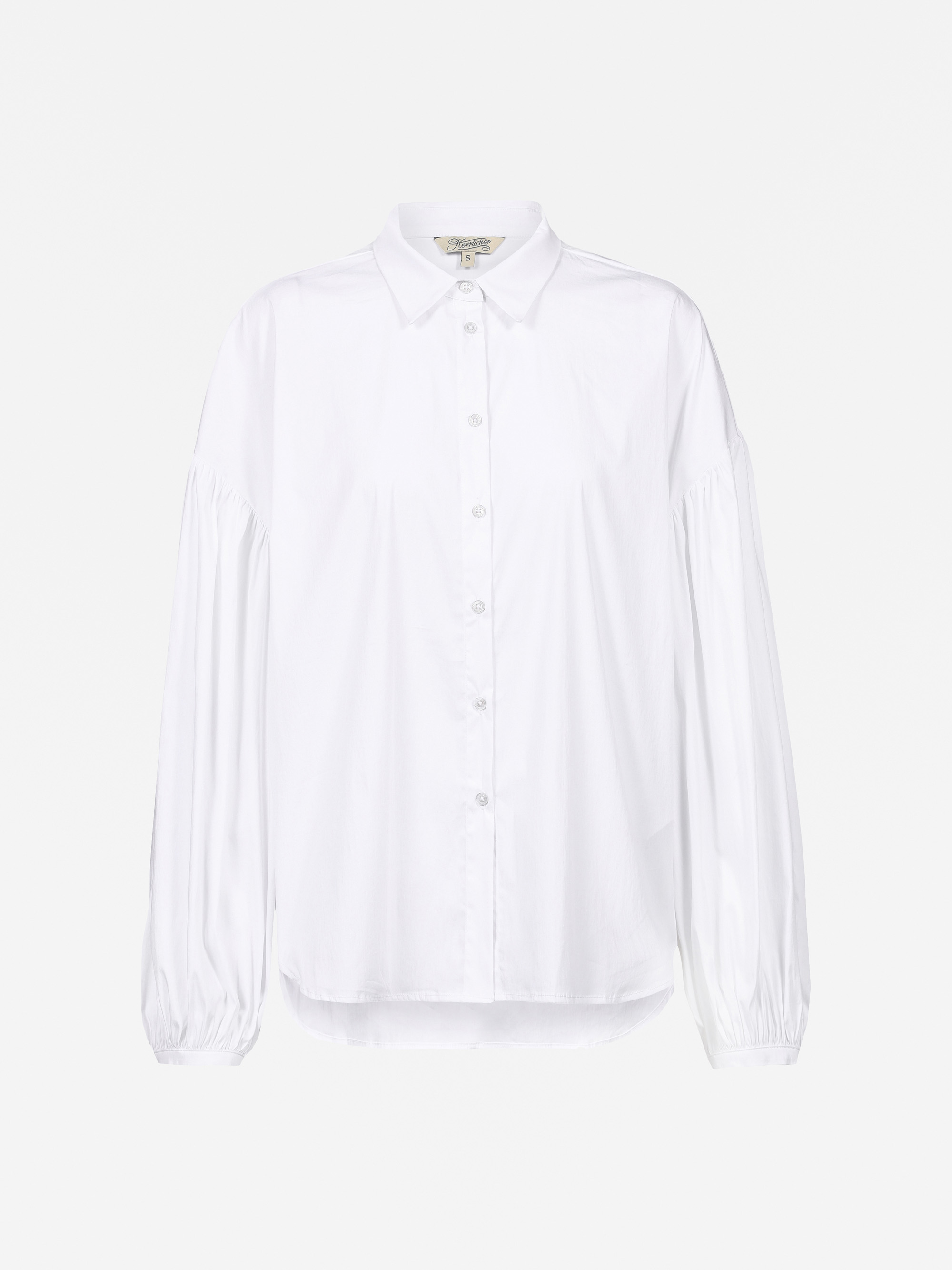 Ein weißes, langärmeliges Hemd mit Kragen und leicht gepufften Ärmeln, das auf einem einfarbig weißen Hintergrund abgebildet ist.