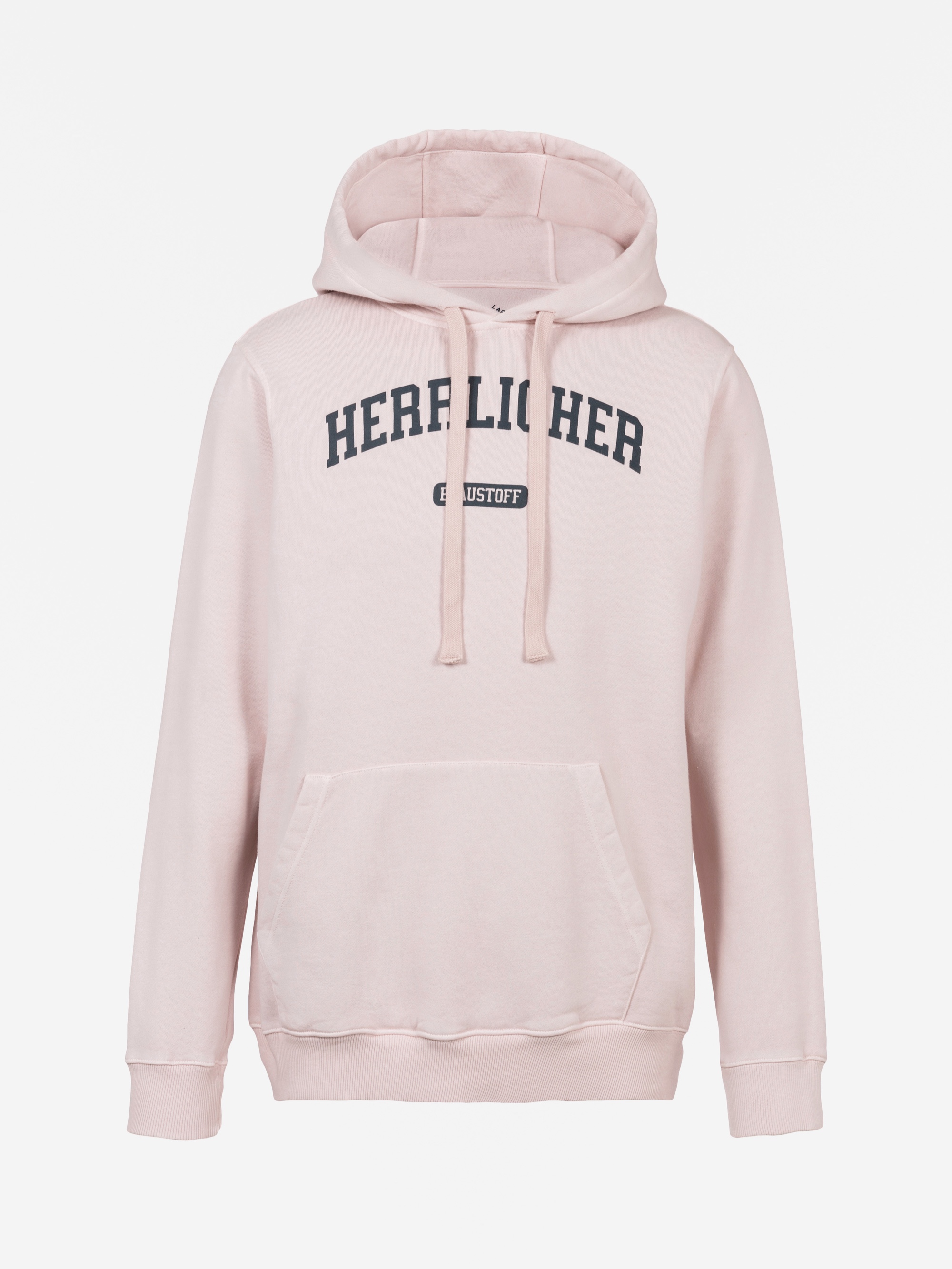 Ein hellrosa Kapuzenpullover mit einer Vordertasche und einer Kapuze mit Kordelzug. Das Wort HERZLICHER ist in großen schwarzen Buchstaben quer über die Brust gedruckt, darunter befindet sich ein kleineres Label mit der Aufschrift BAUSTOFF.