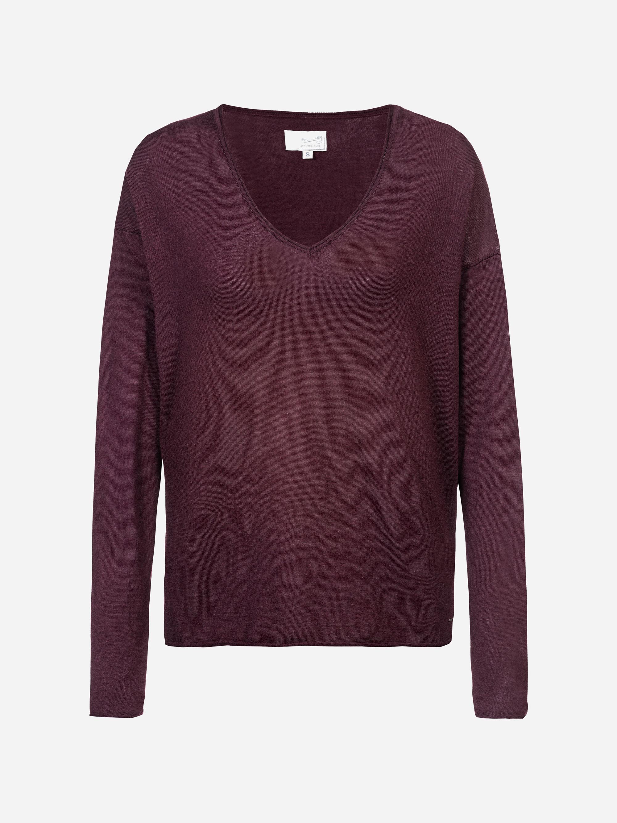 Langärmeliger Pullover mit V-Ausschnitt in tiefem Burgunderrot auf einfarbig weißem Hintergrund.
