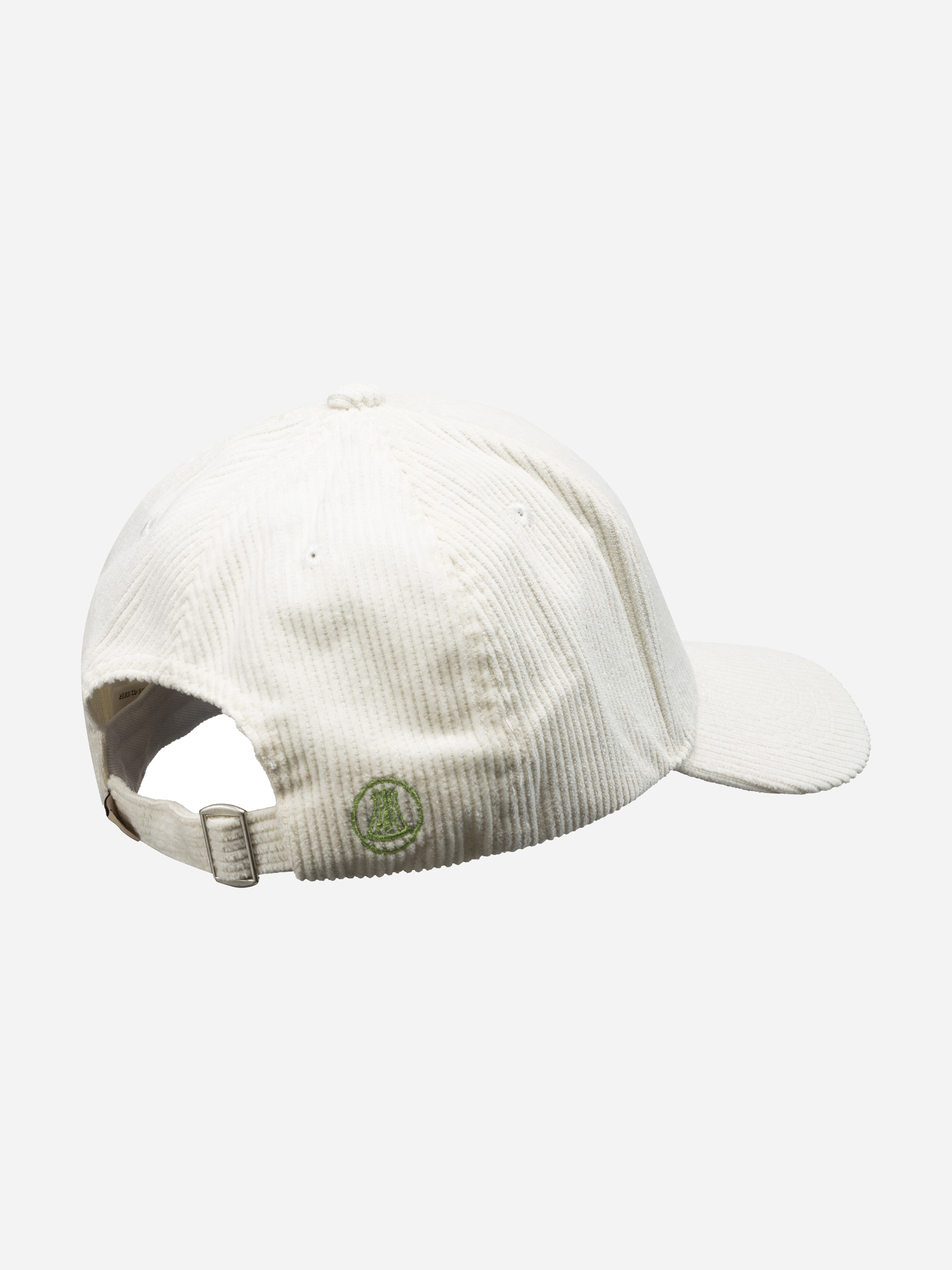 Eine cremefarbene Baseballmütze aus Cord, von hinten gesehen, mit einem verstellbaren Riemen und einem kleinen grünen runden Logo über dem Riemen.