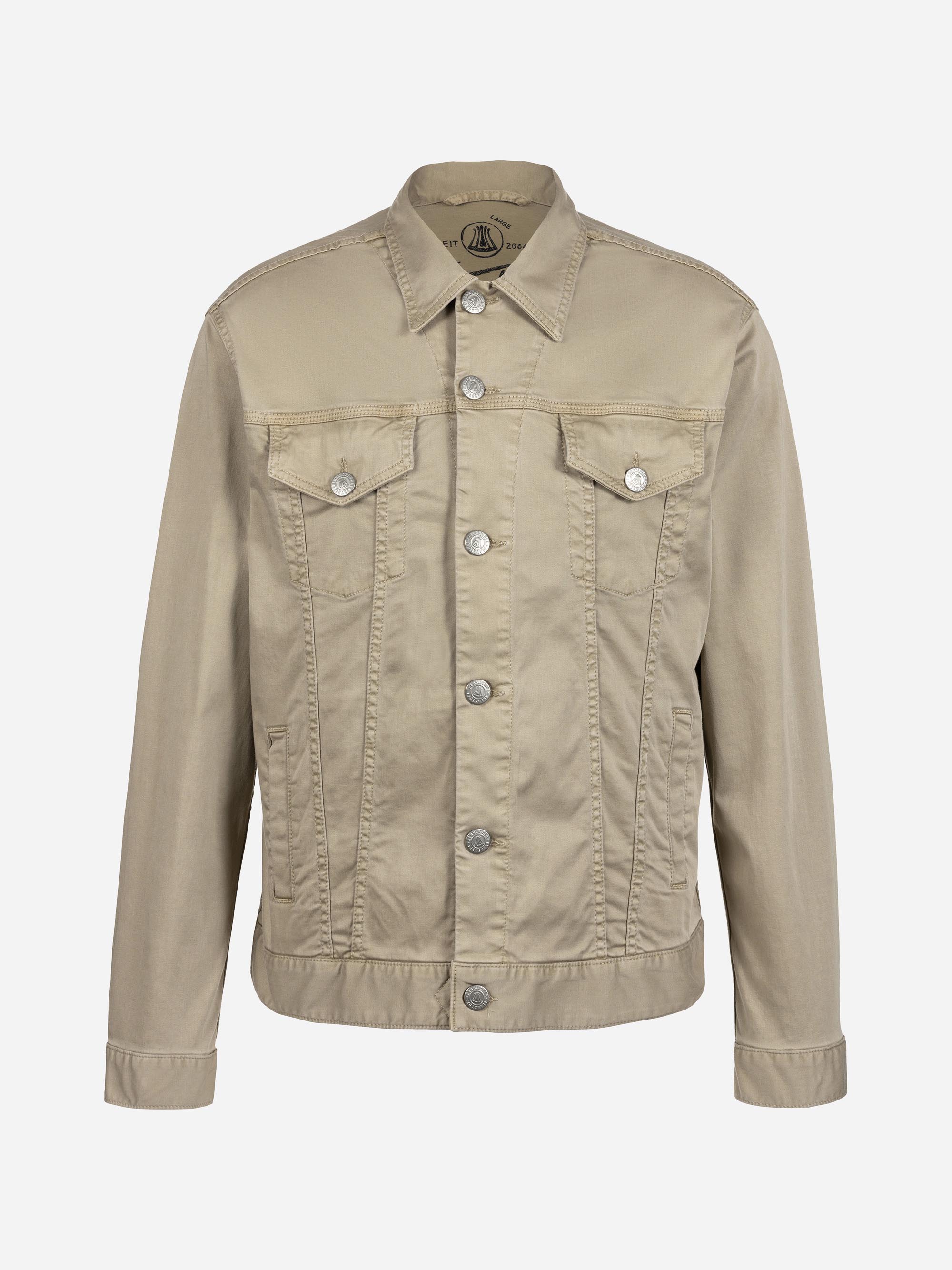 Eine beigefarbene Jeansjacke mit silbernen Knöpfen, zwei Pattentaschen auf der Brust und Seitentaschen auf weißem Hintergrund.