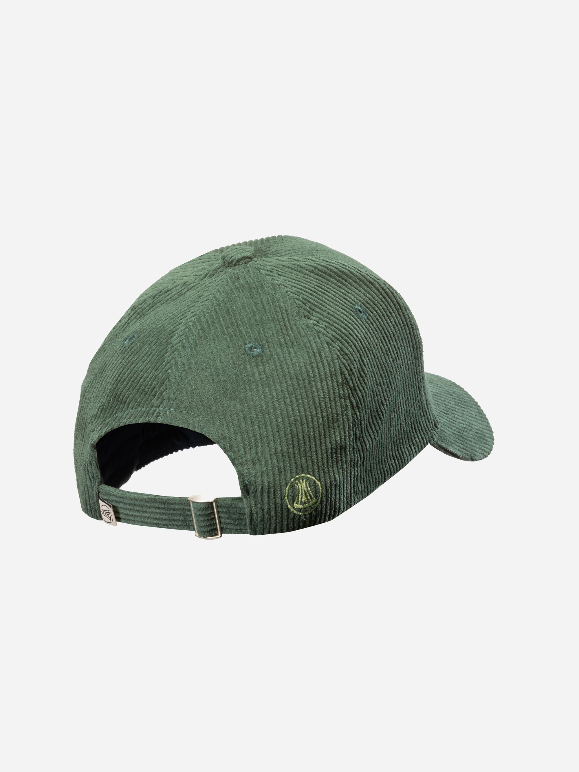 Grünes Cord-Baseballcap mit verstellbarem Riemen mit Metallschnalle und kleinem gesticktem Logo über dem Riemen, von hinten gesehen.