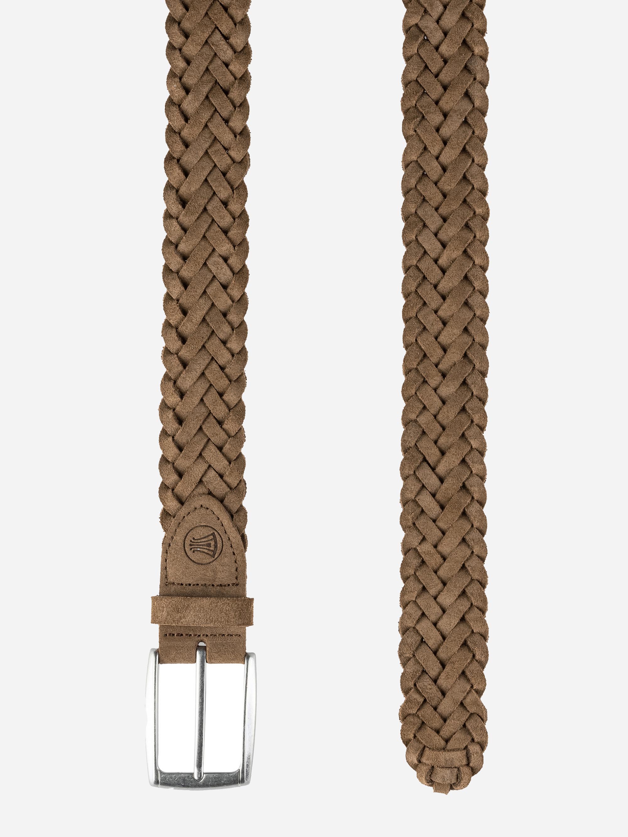 Ein brauner geflochtener Wildledergürtel mit einer silbernen rechteckigen Schnalle, vertikal auf einem schlichten hellen Hintergrund. Der Gürtel weist ein gewebtes Muster und ein geprägtes Logo in der Nähe der Schnalle auf.