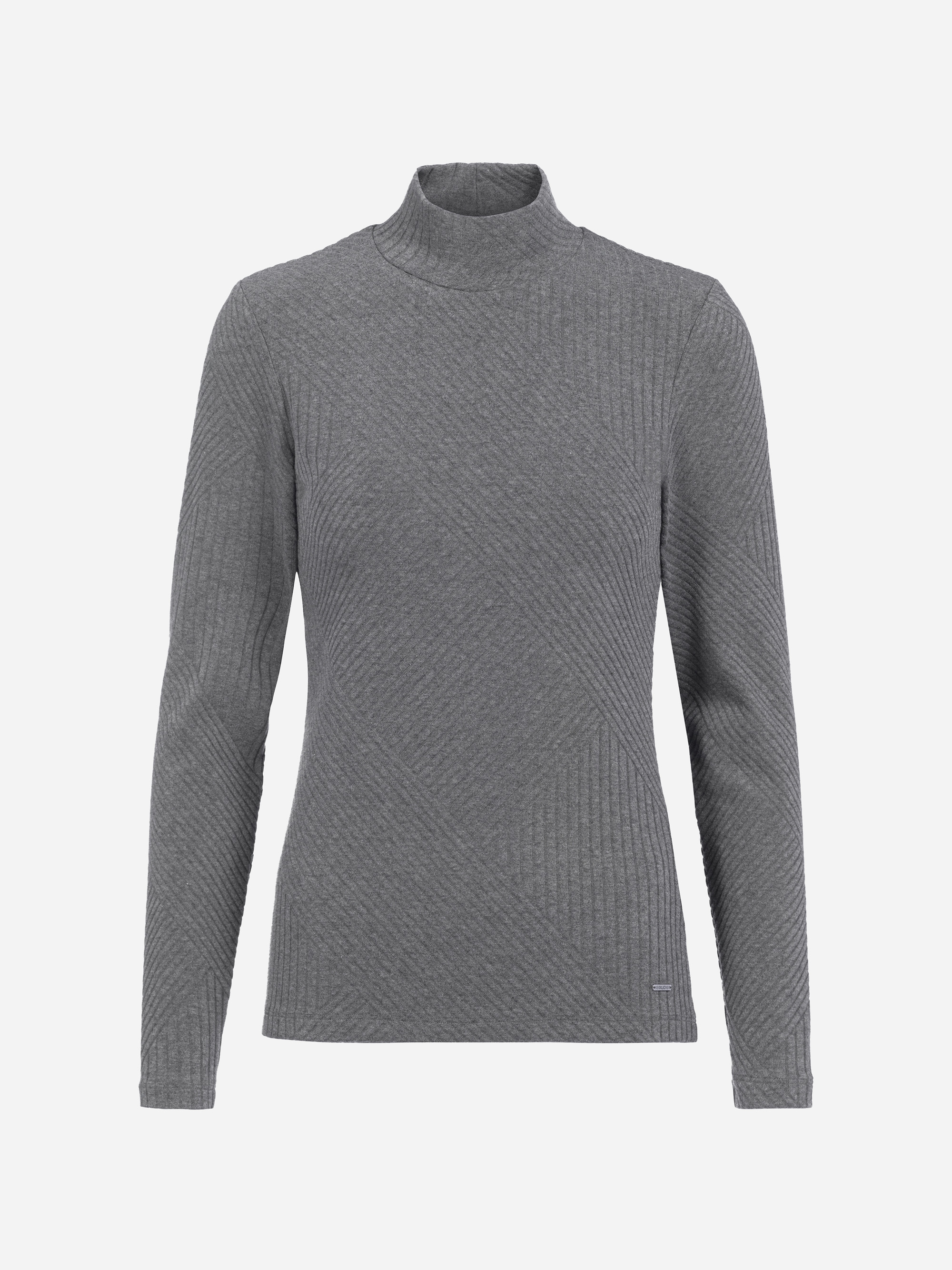 Ein langärmeliger, hochgeschlossener grauer Rippstrickpullover mit dezentem diagonalem Streifenmuster auf einfarbig weißem Hintergrund.